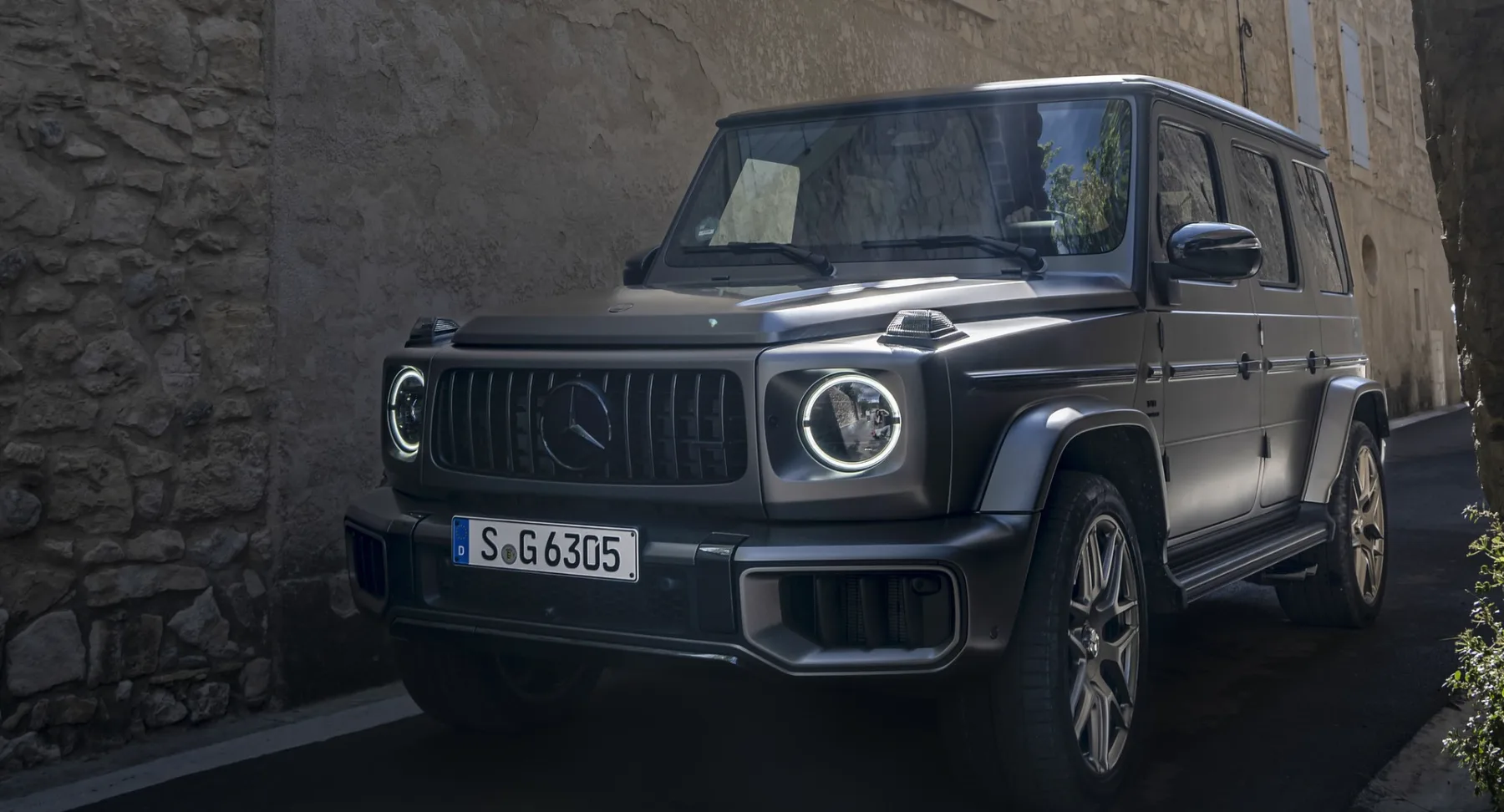 벤츠 G63 AMG 메뉴팩쳐와 일반 모델, 그 차이는 감성의 깊이에 있다