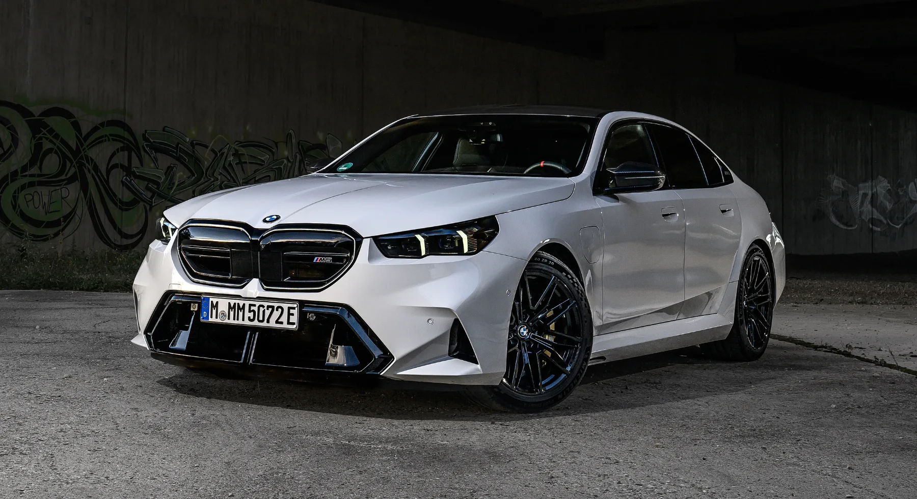 평범한 BMW 5시리즈가 아니다, M5 리뷰