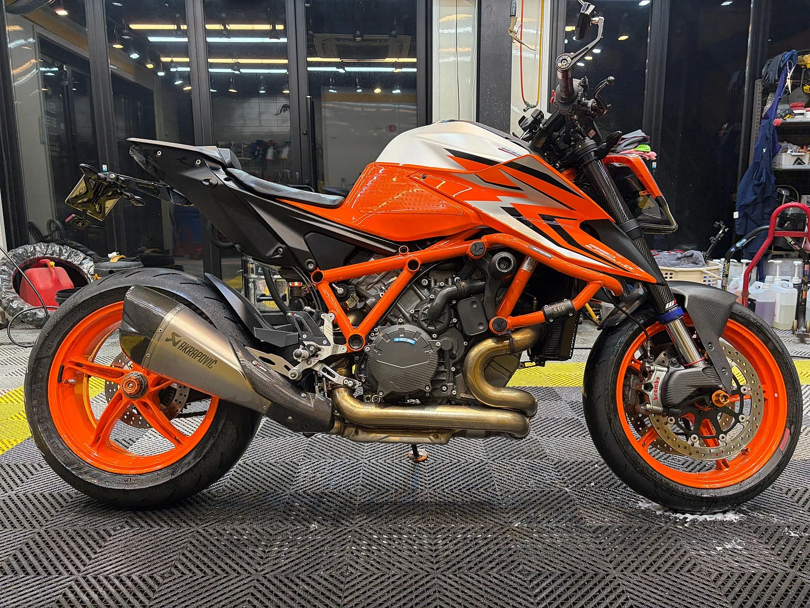 KTM 1290 슈퍼듀크 R EVO 2023 오렌지