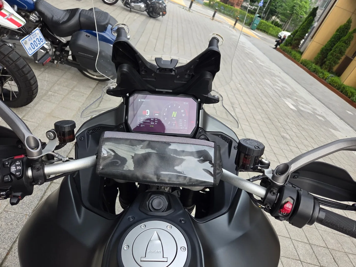 두카티 멀티스트라다 V4 S 2023 건메탈 사진 2