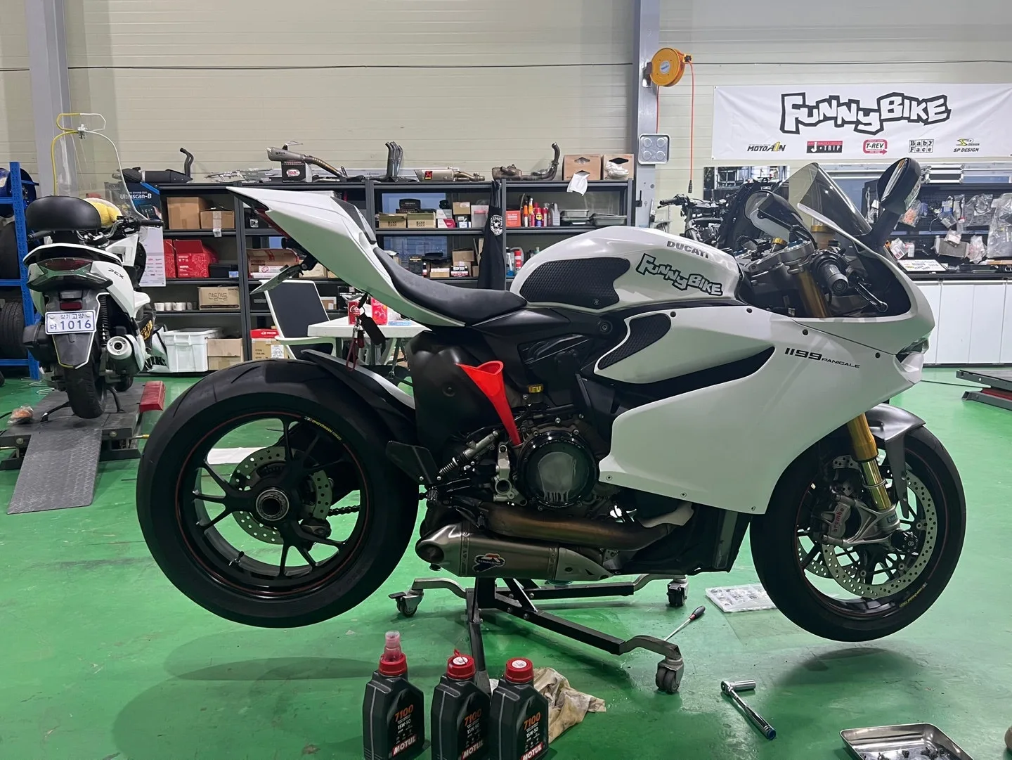 두카티 1199 파니갈레 S 2012 화이트 사진 1