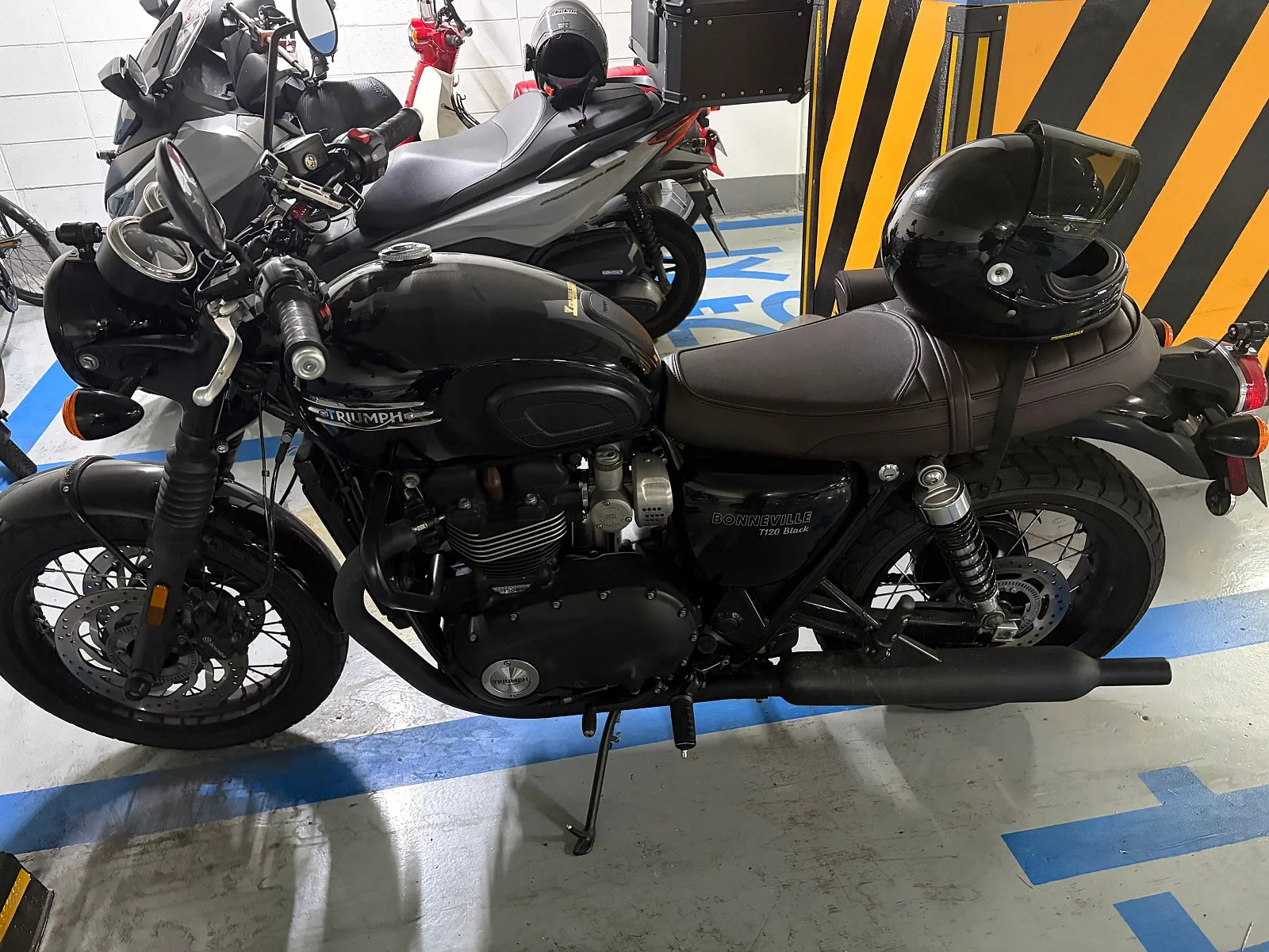 트라이엄프 본네빌 T120 블랙 에디션 2023 블랙