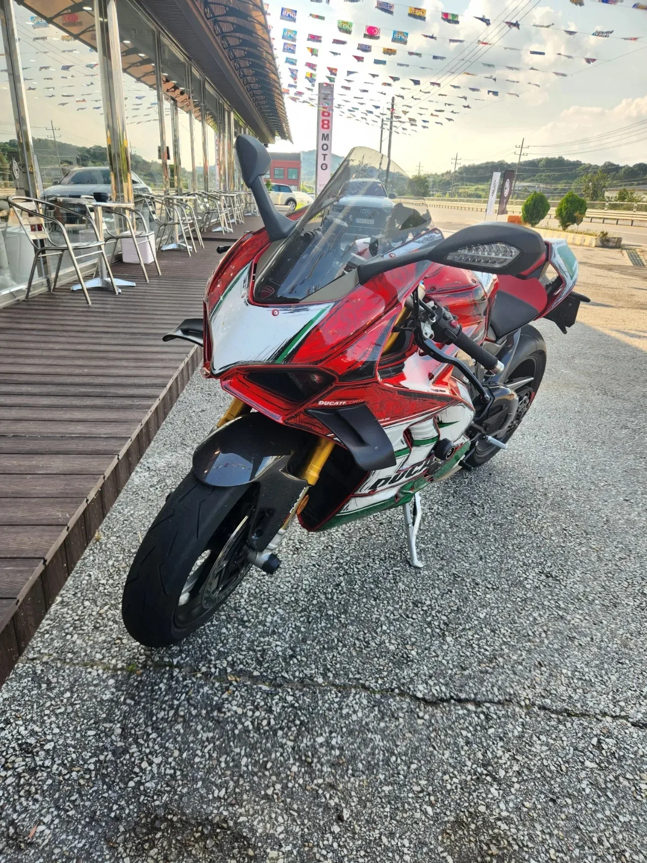 두카티 파니갈레 V4 S 2023 레드 사진 2