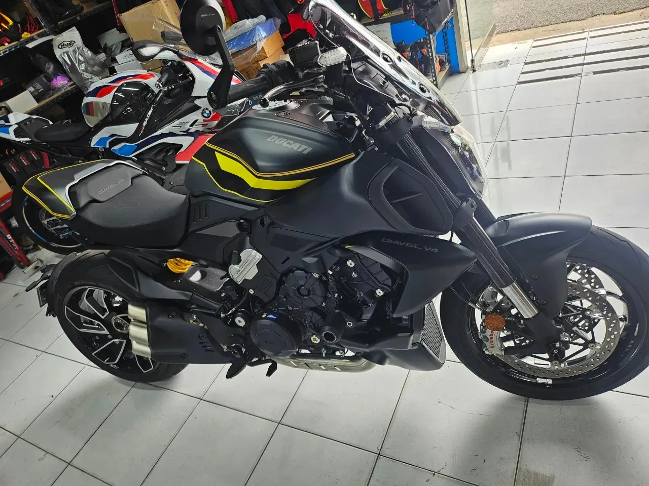 두카티 디아벨 V4 2025 블랙 사진 1