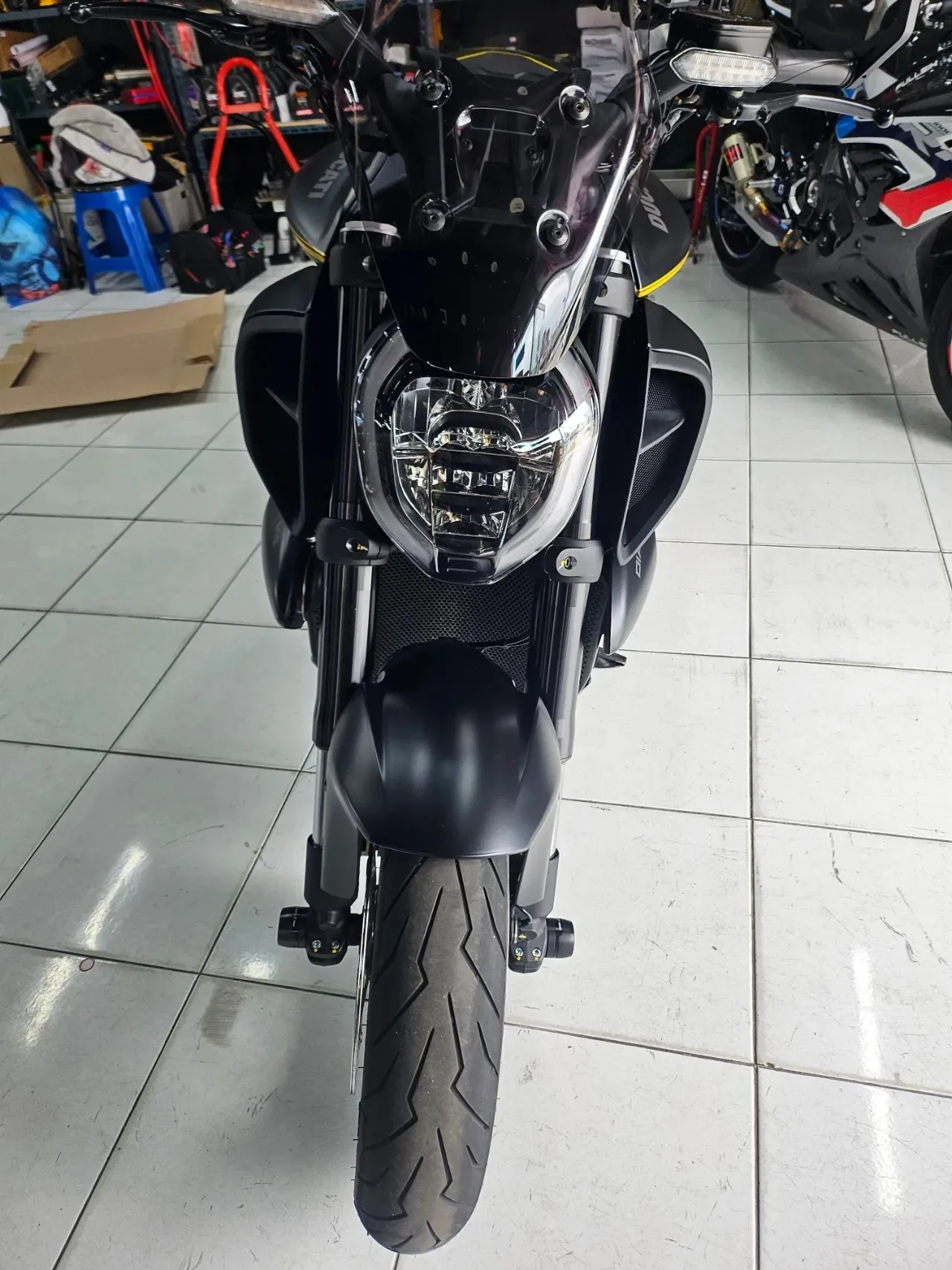두카티 디아벨 V4 2025 블랙 사진 2