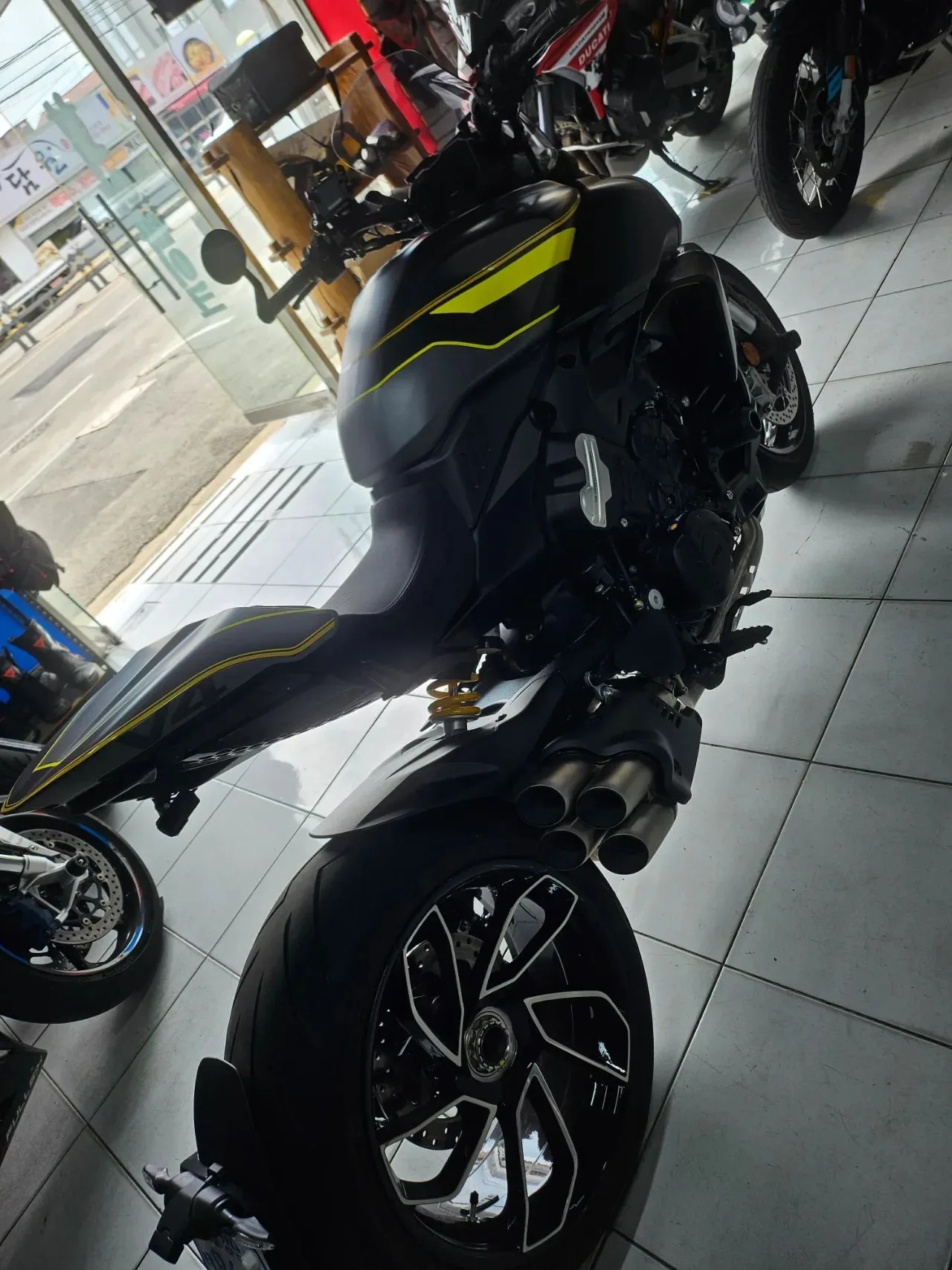 두카티 디아벨 V4 2025 블랙 사진 4