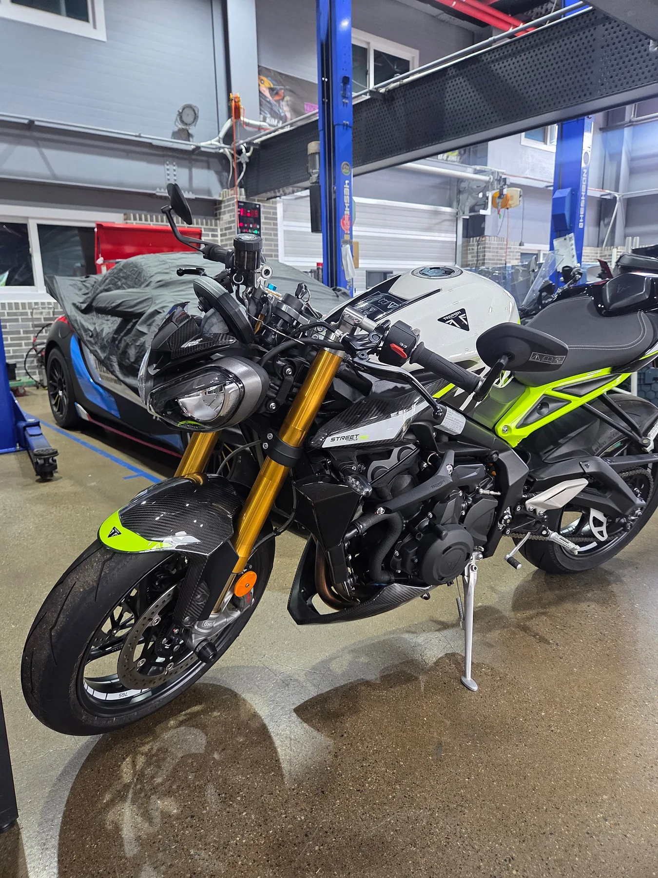 트라이엄프 스트리트 트리플 765 Moto2 에디션 2024 블랙 사진 1