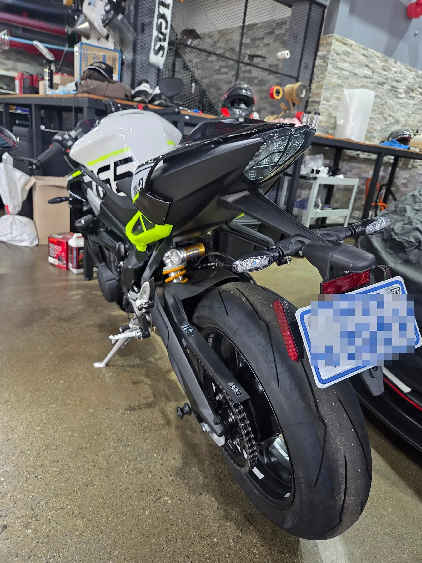 트라이엄프 스트리트 트리플 765 Moto2 에디션 2024 블랙 사진 2