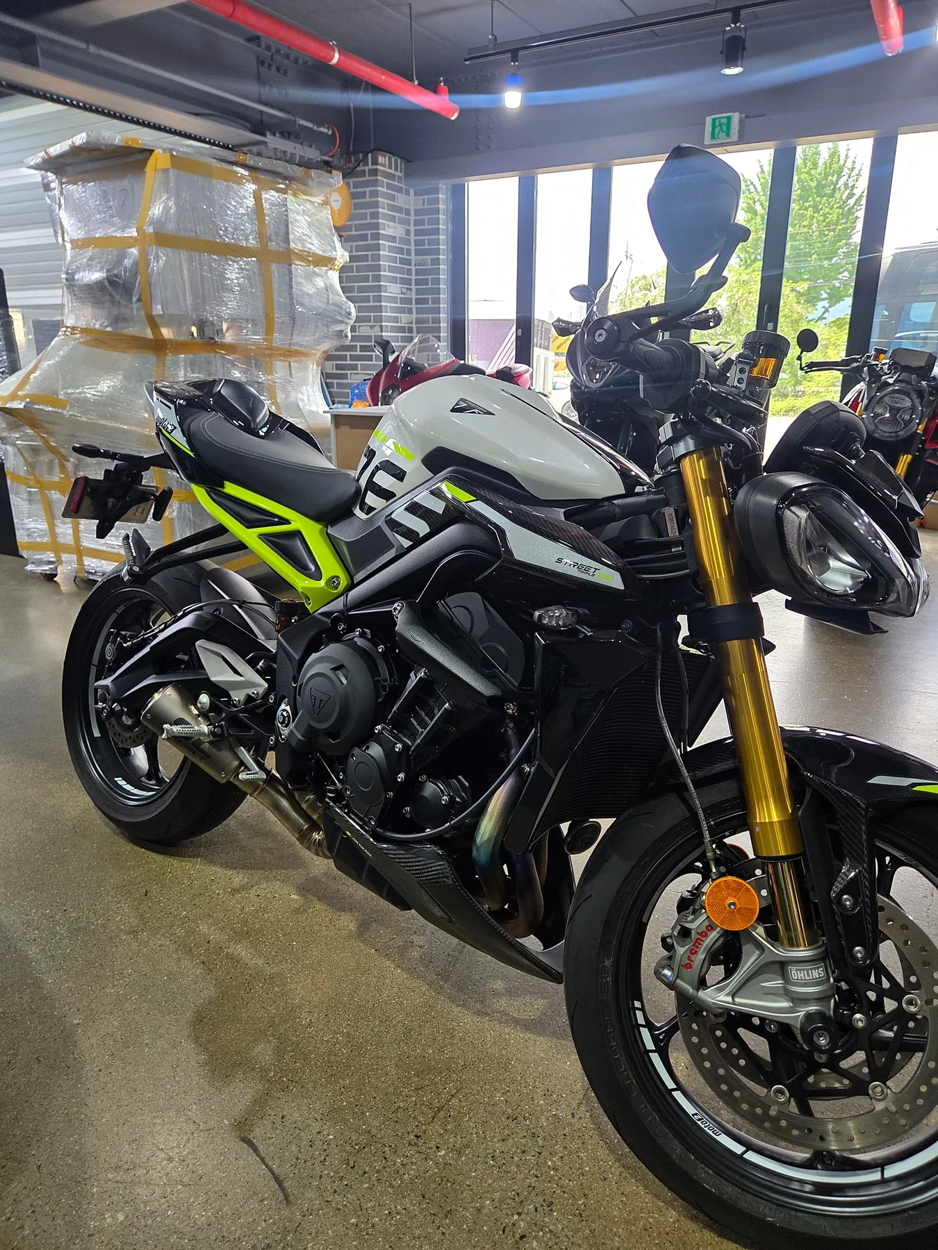 트라이엄프 스트리트 트리플 765 Moto2 에디션 2024 블랙 사진 3