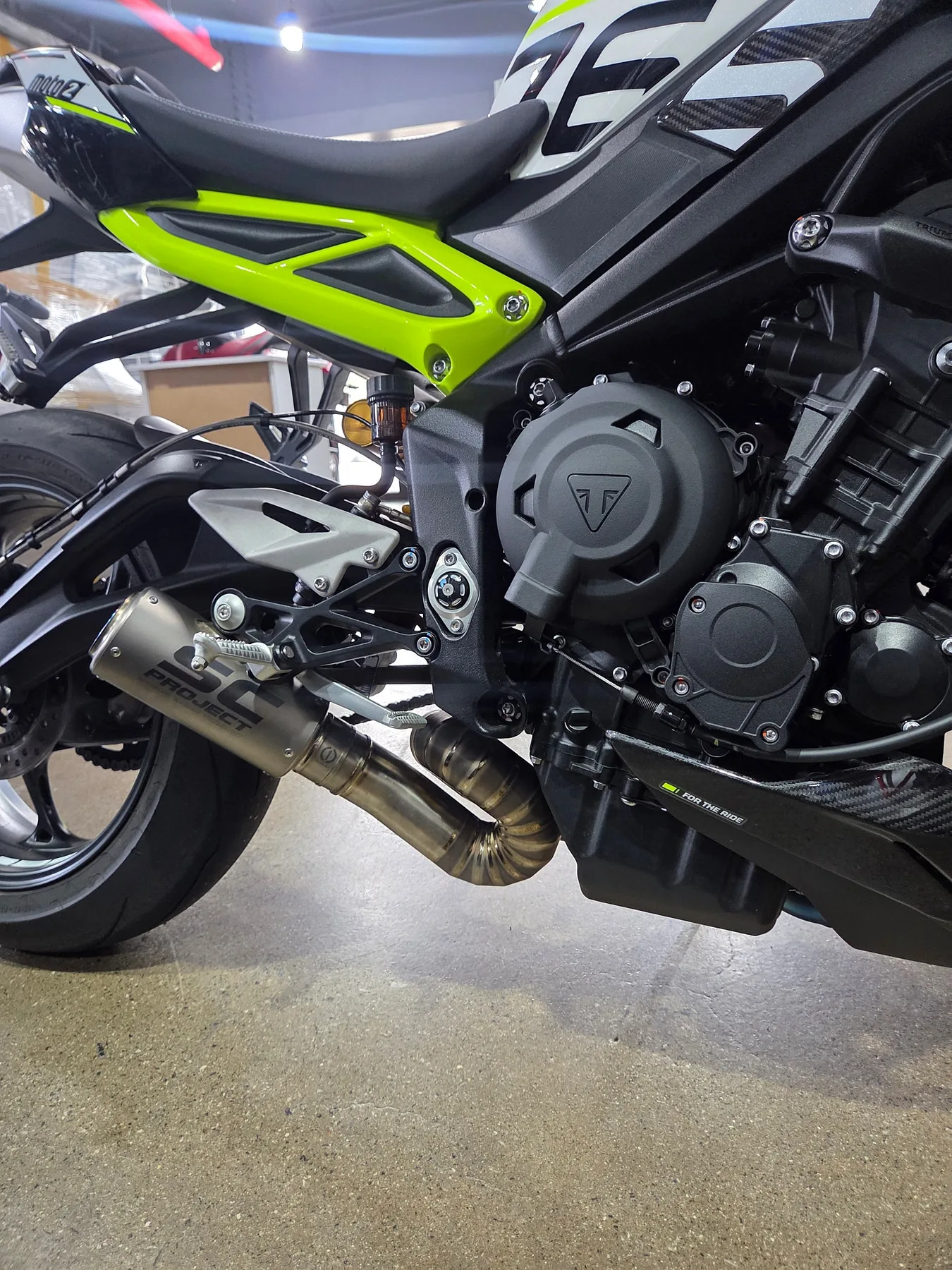 트라이엄프 스트리트 트리플 765 Moto2 에디션 2024 블랙 사진 4