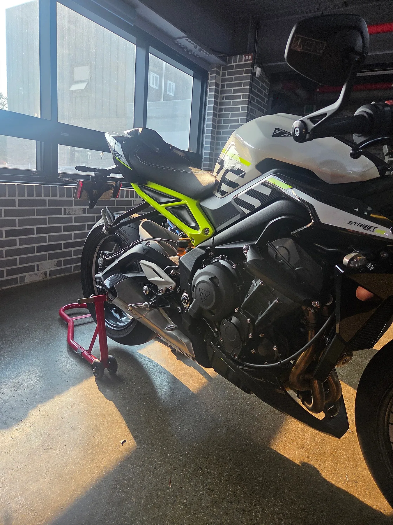 트라이엄프 스트리트 트리플 765 Moto2 에디션 2024 블랙 사진 7