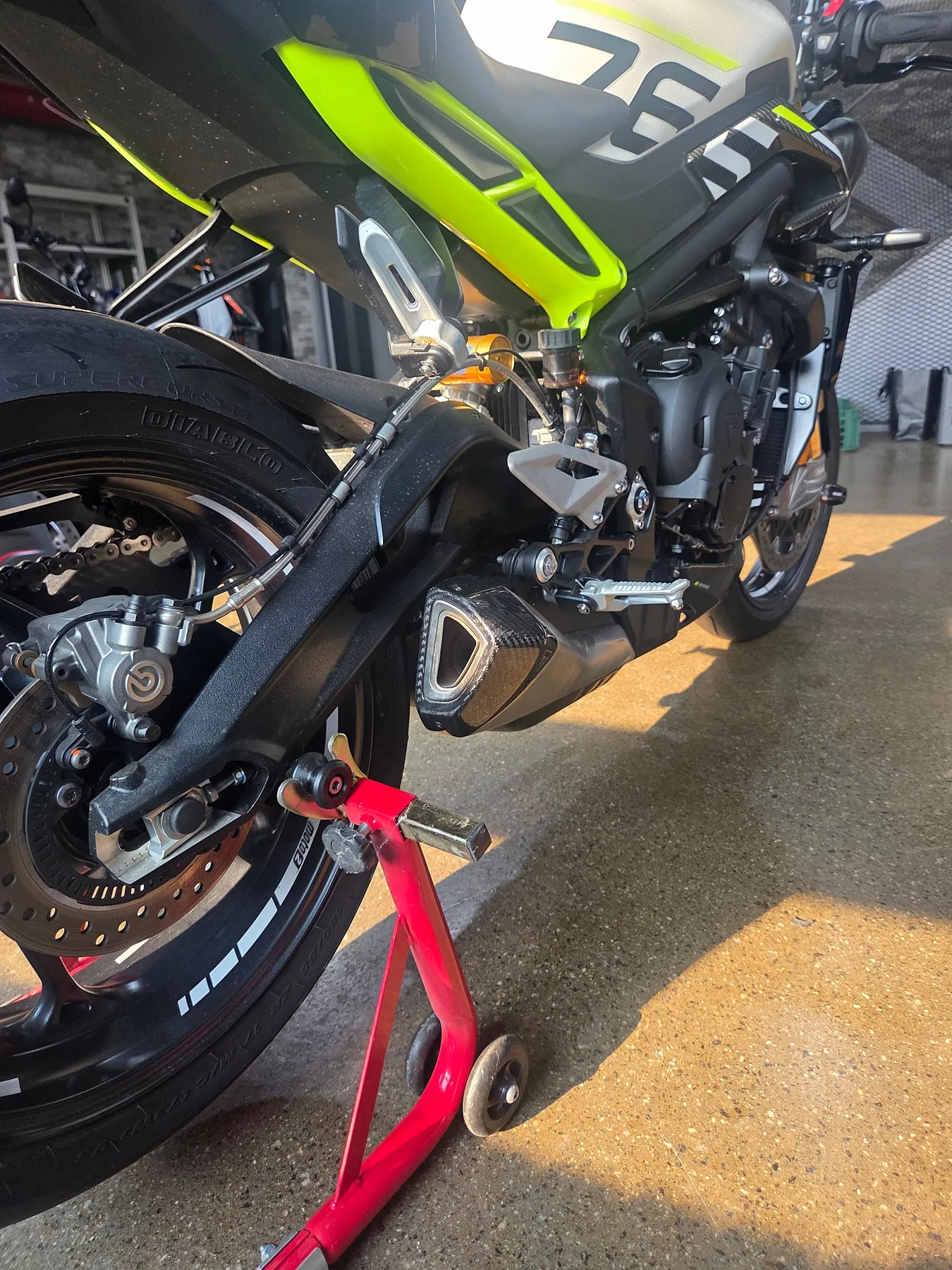 트라이엄프 스트리트 트리플 765 Moto2 에디션 2024 블랙 사진 8