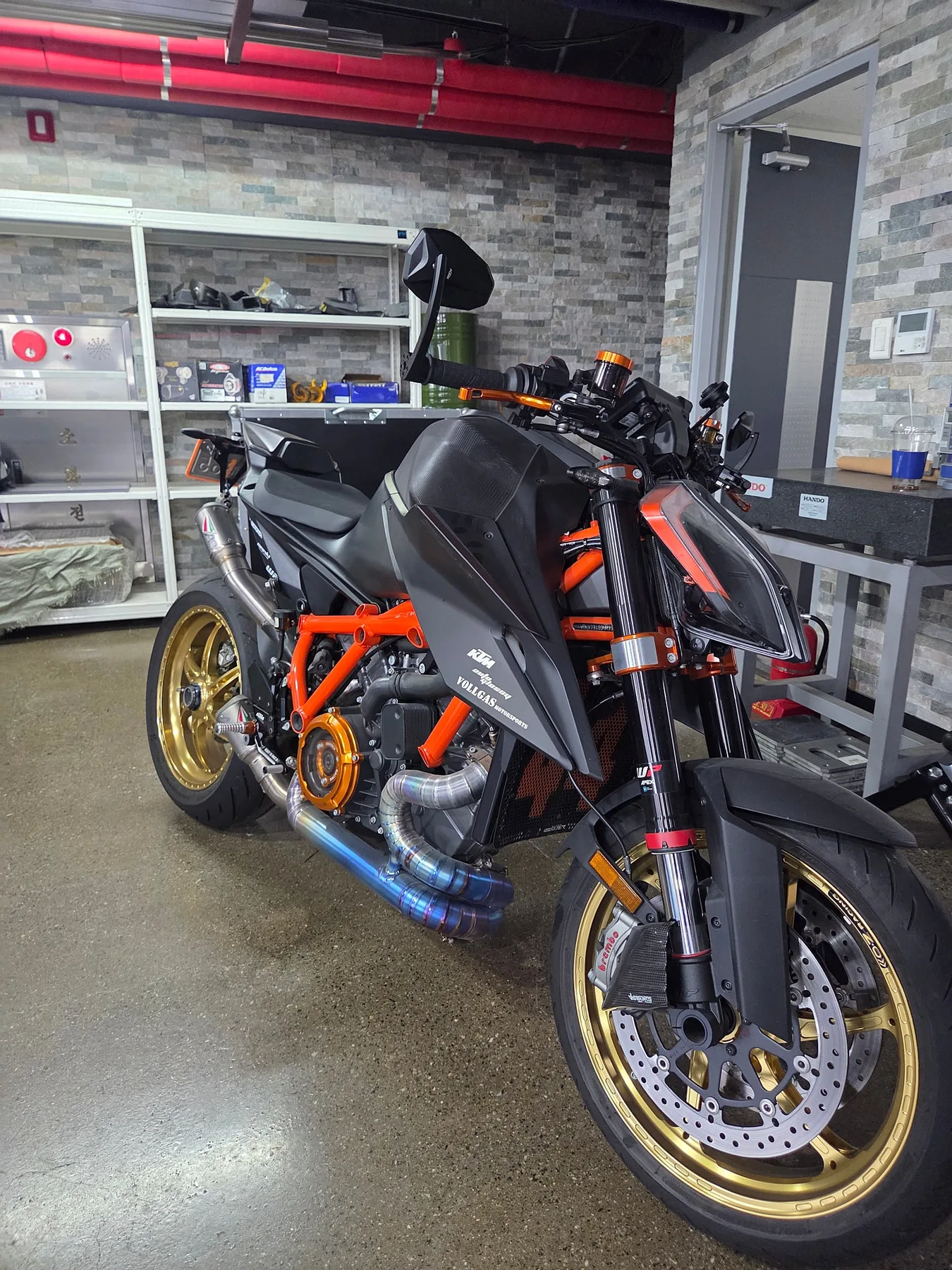 KTM 1290 슈퍼듀크 R 2022 오렌지 사진 1