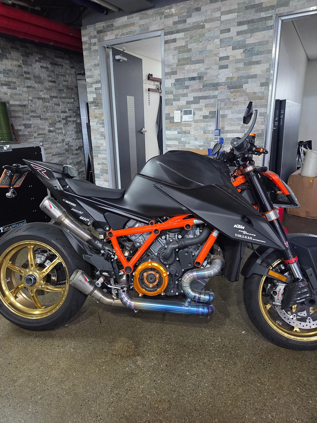 KTM 1290 슈퍼듀크 R 2022 오렌지 사진 2