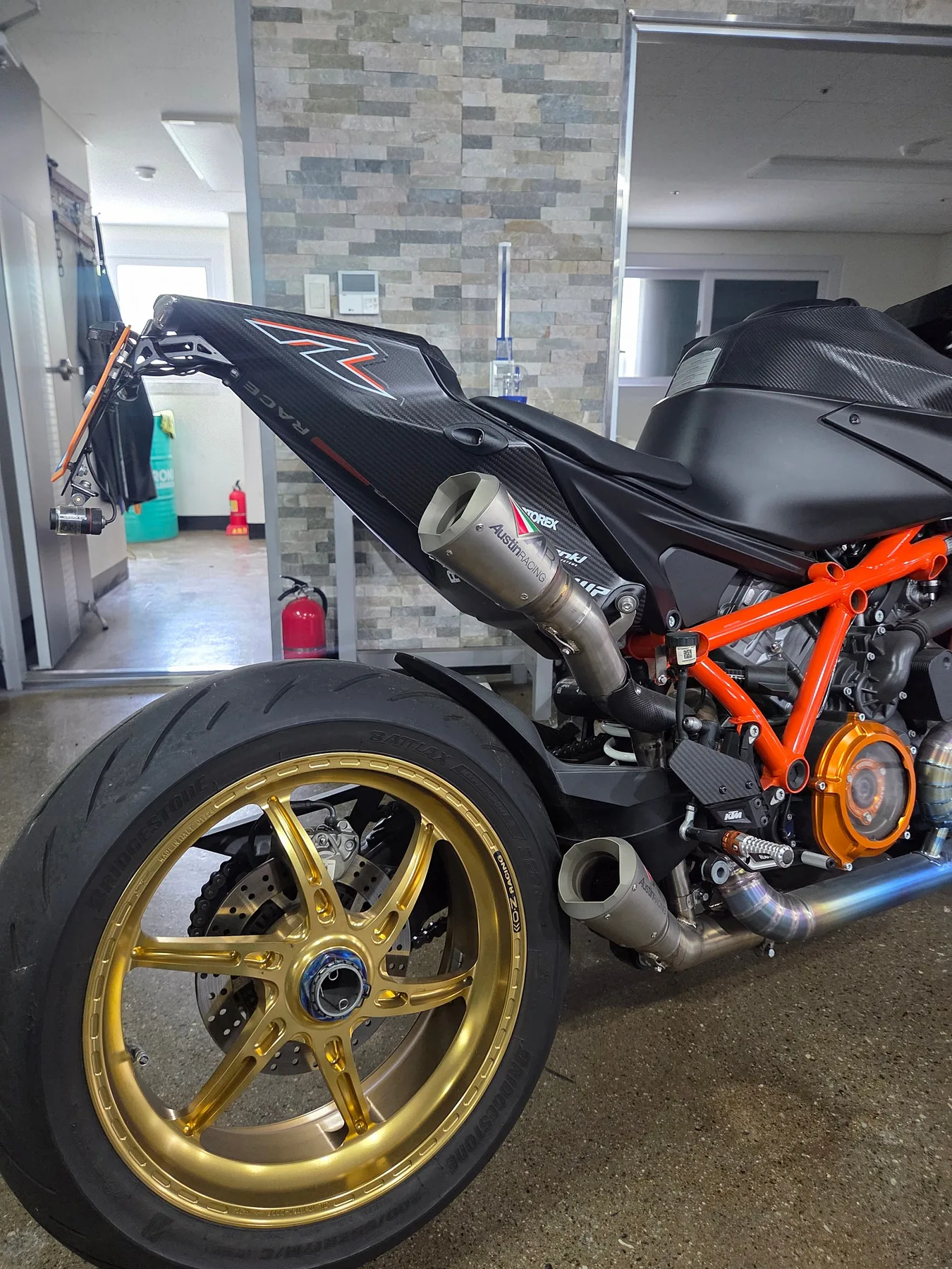 KTM 1290 슈퍼듀크 R 2022 오렌지 사진 3
