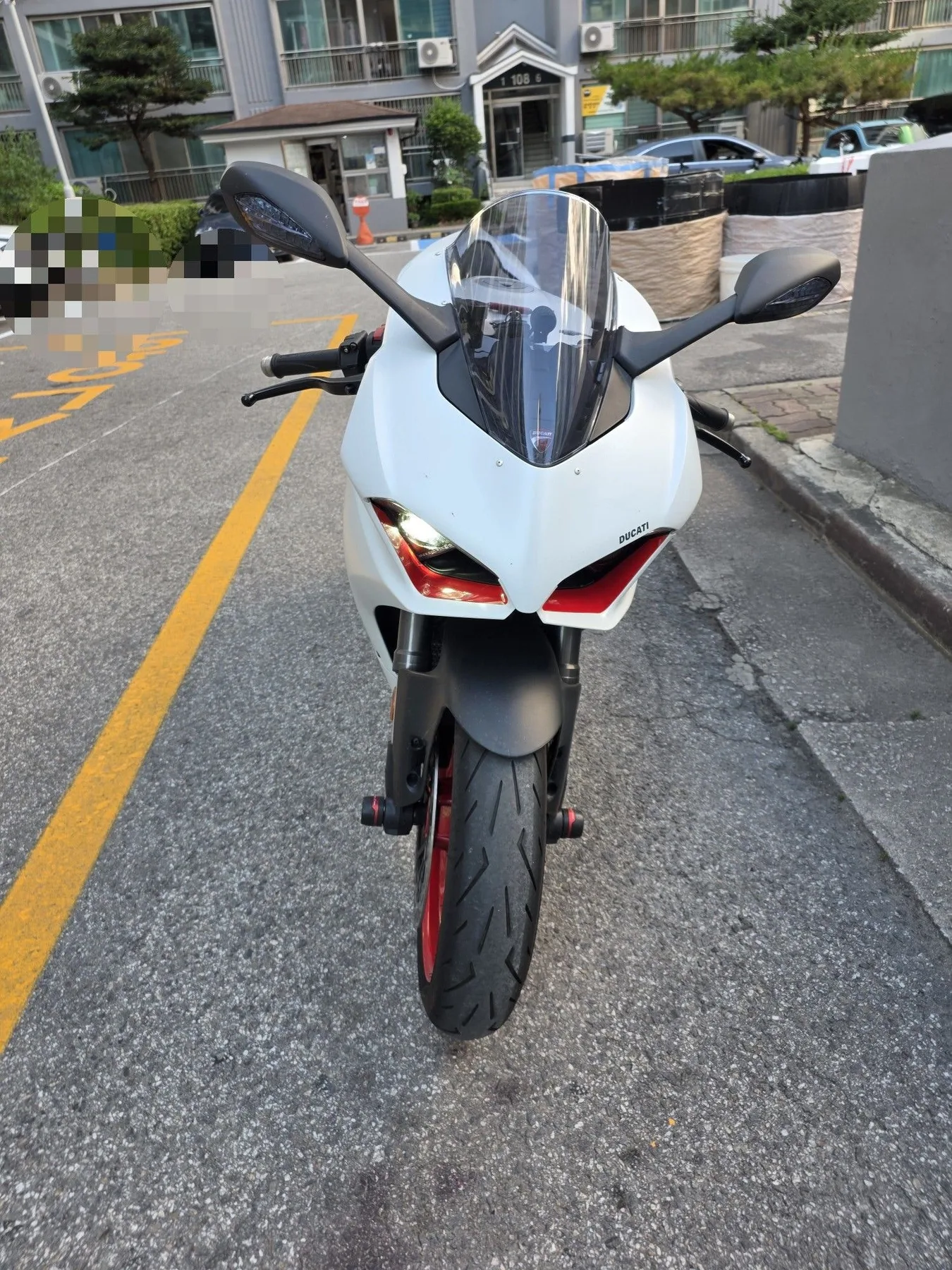 두카티 파니갈레 V2 2023 화이트 사진 5