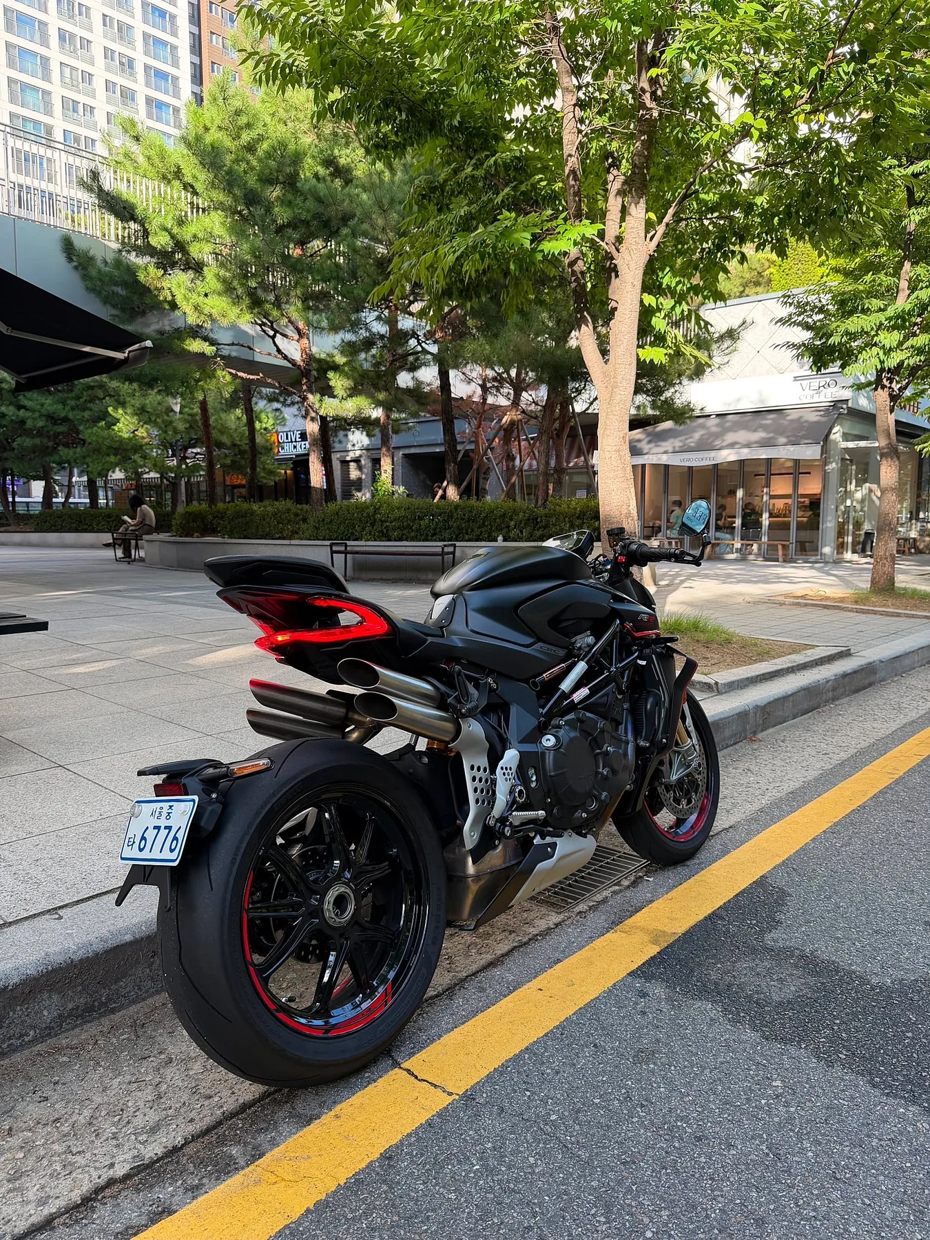 MV아구스타 브루탈레 1000 RR 2023 블랙 사진 2