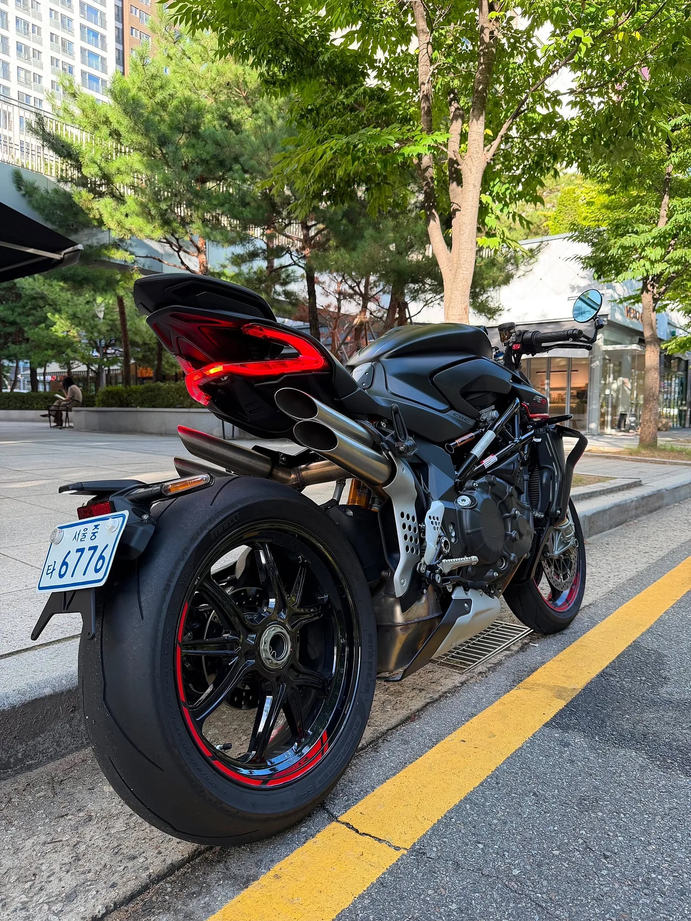 MV아구스타 브루탈레 1000 RR 2023 블랙 사진 2