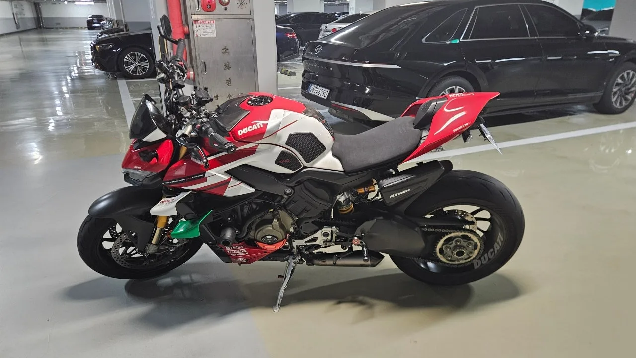 두카티 스트리트파이터 V4 S 2020 레드
