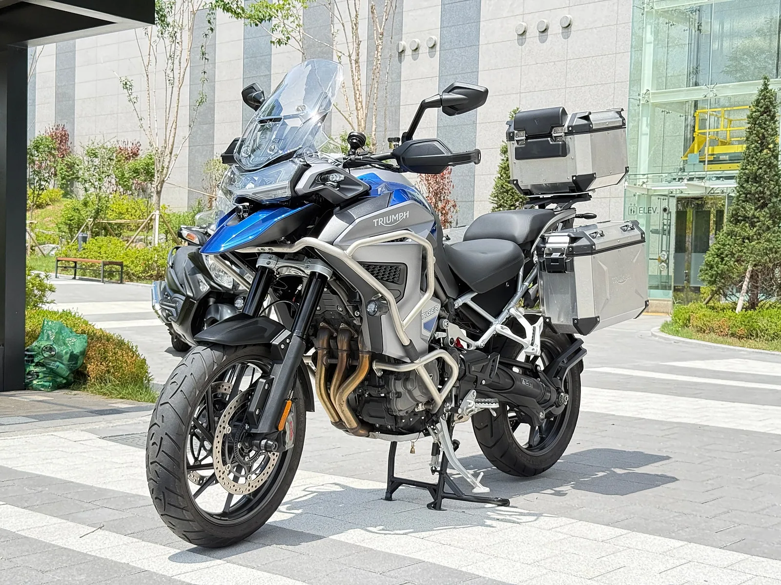 트라이엄프 타이거1200GT 익스플로러 2024 블루 사진 1