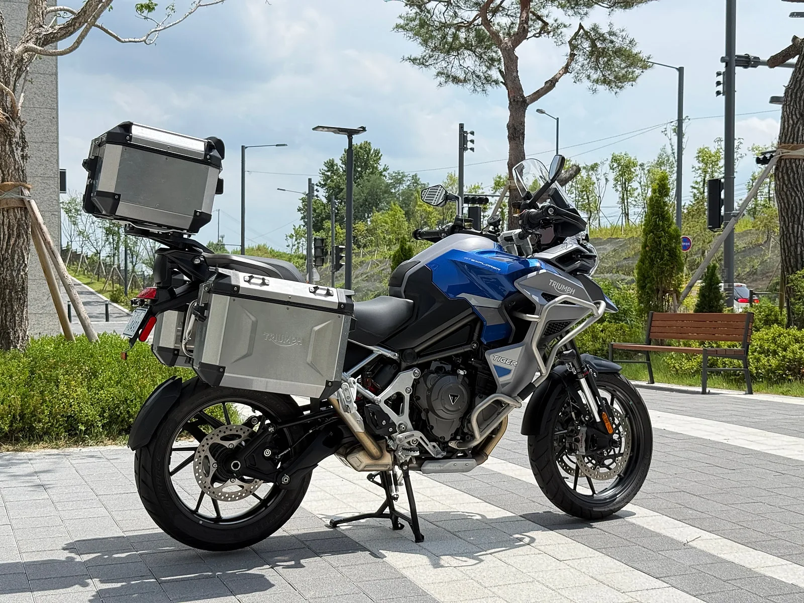 트라이엄프 타이거1200GT 익스플로러 2024 블루 사진 3