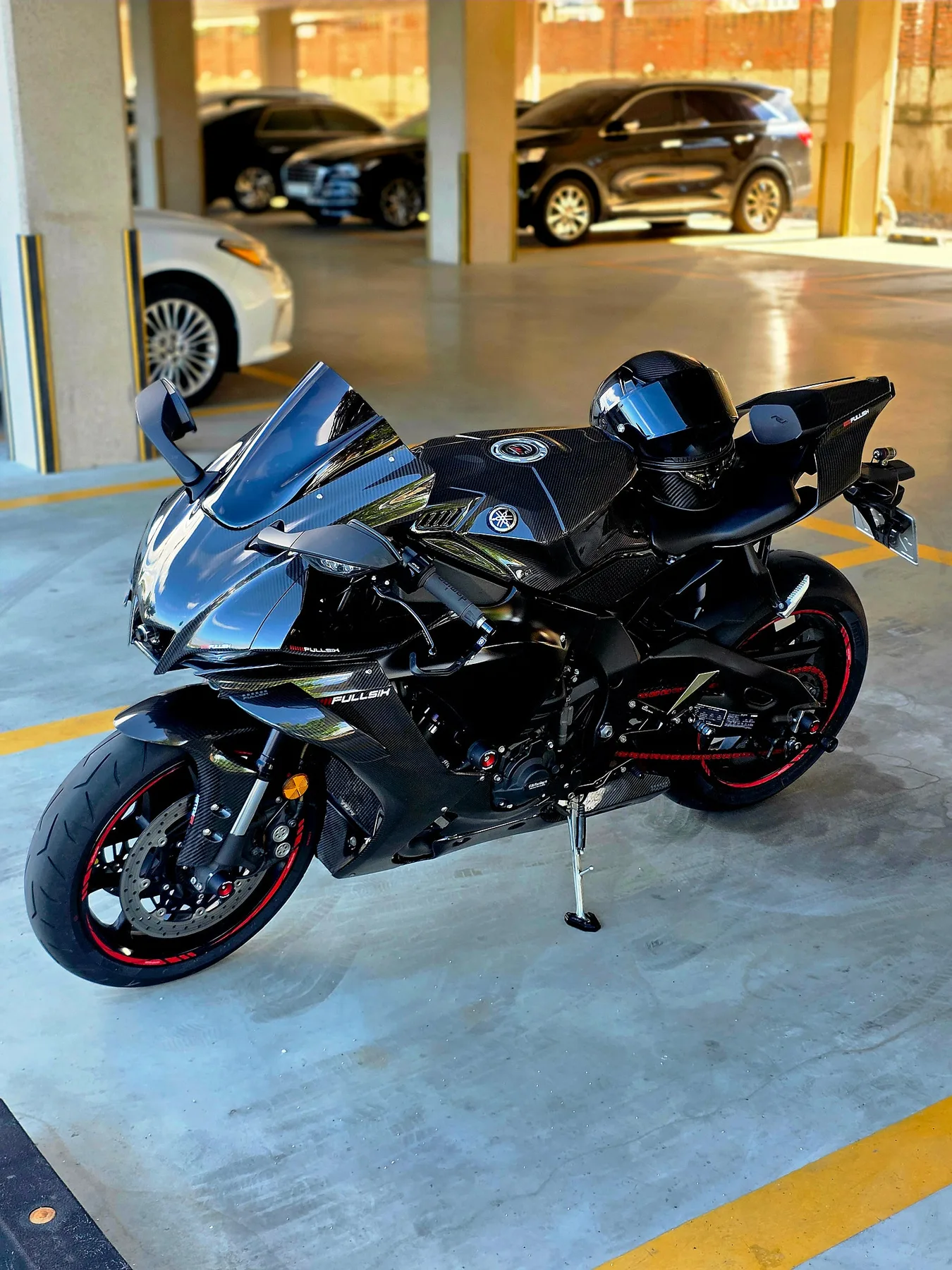 야마하 YZF R1 2022 블랙 사진 2