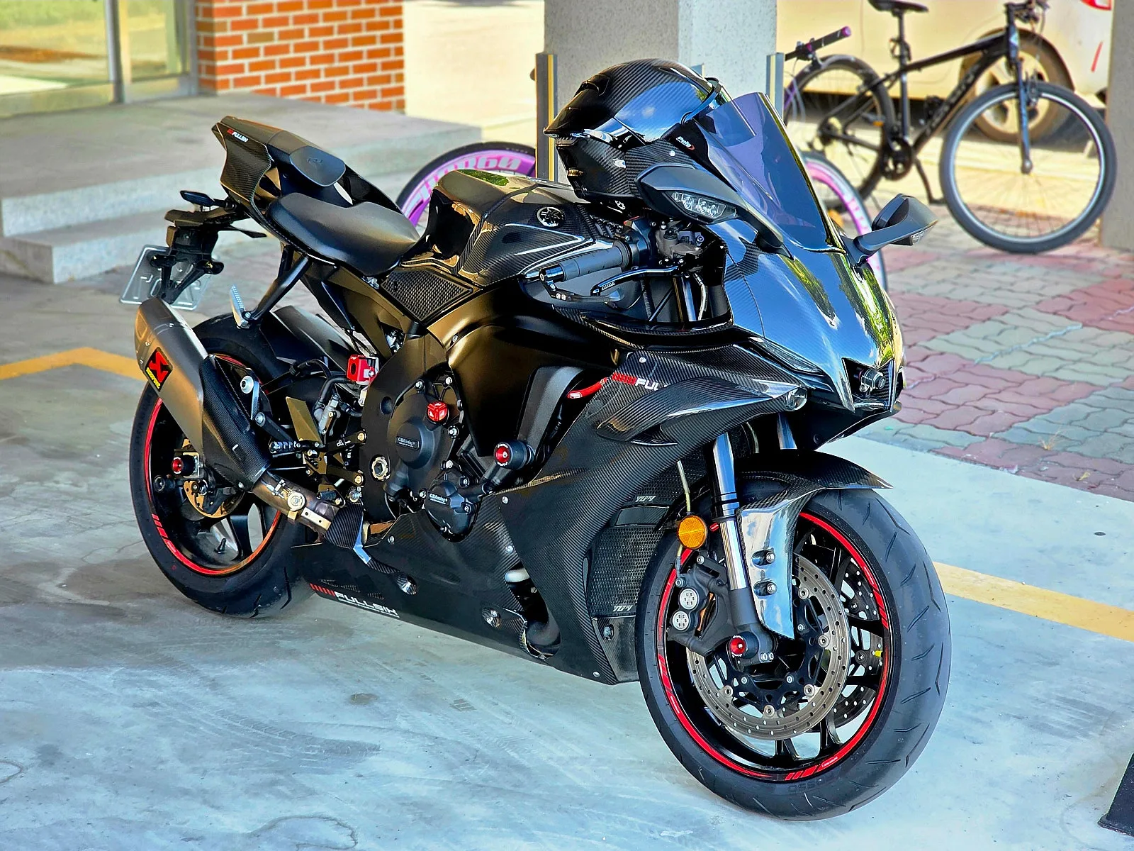 야마하 YZF R1 2022 블랙 사진 4