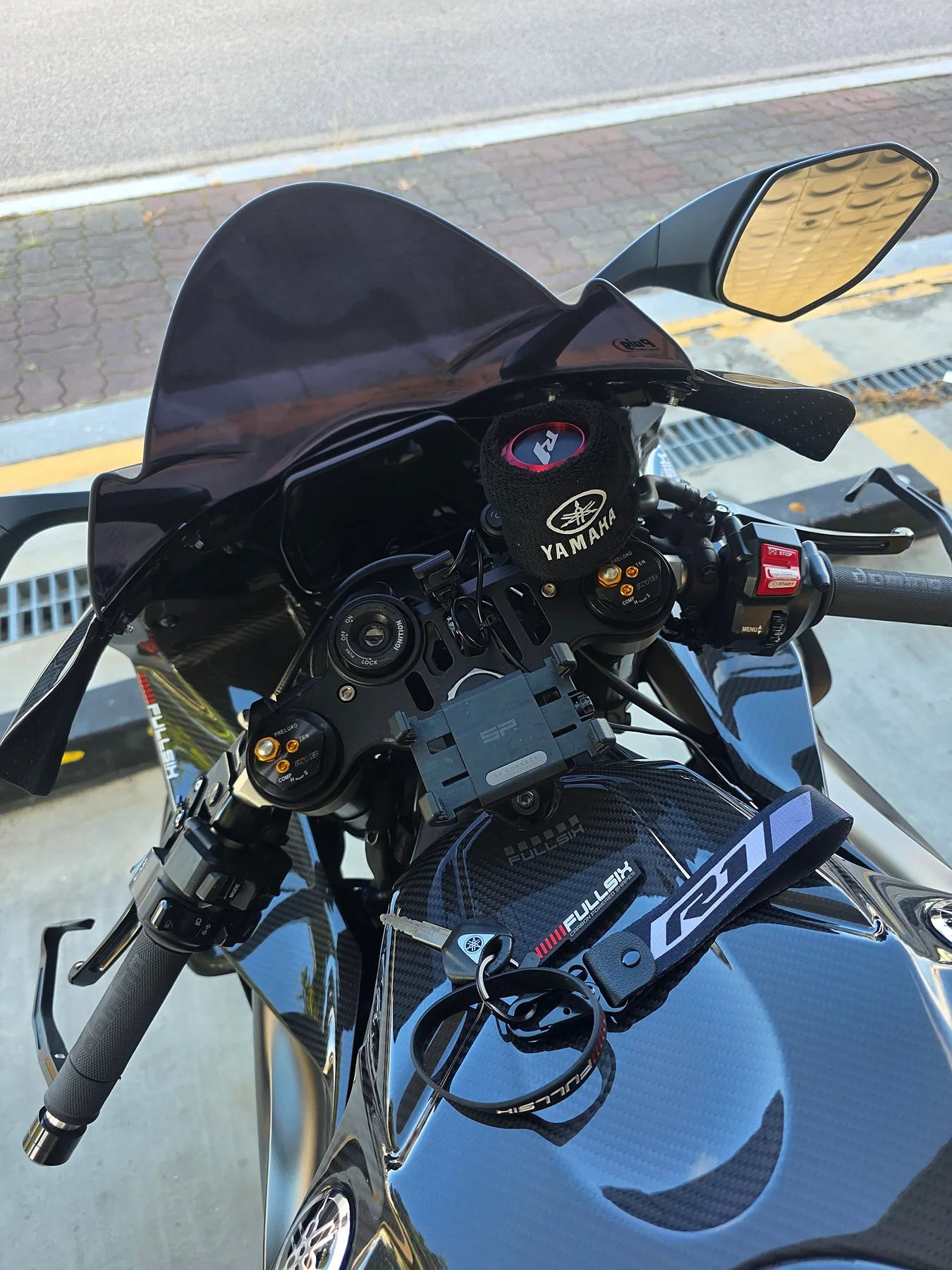 야마하 YZF R1 2022 블랙 사진 7