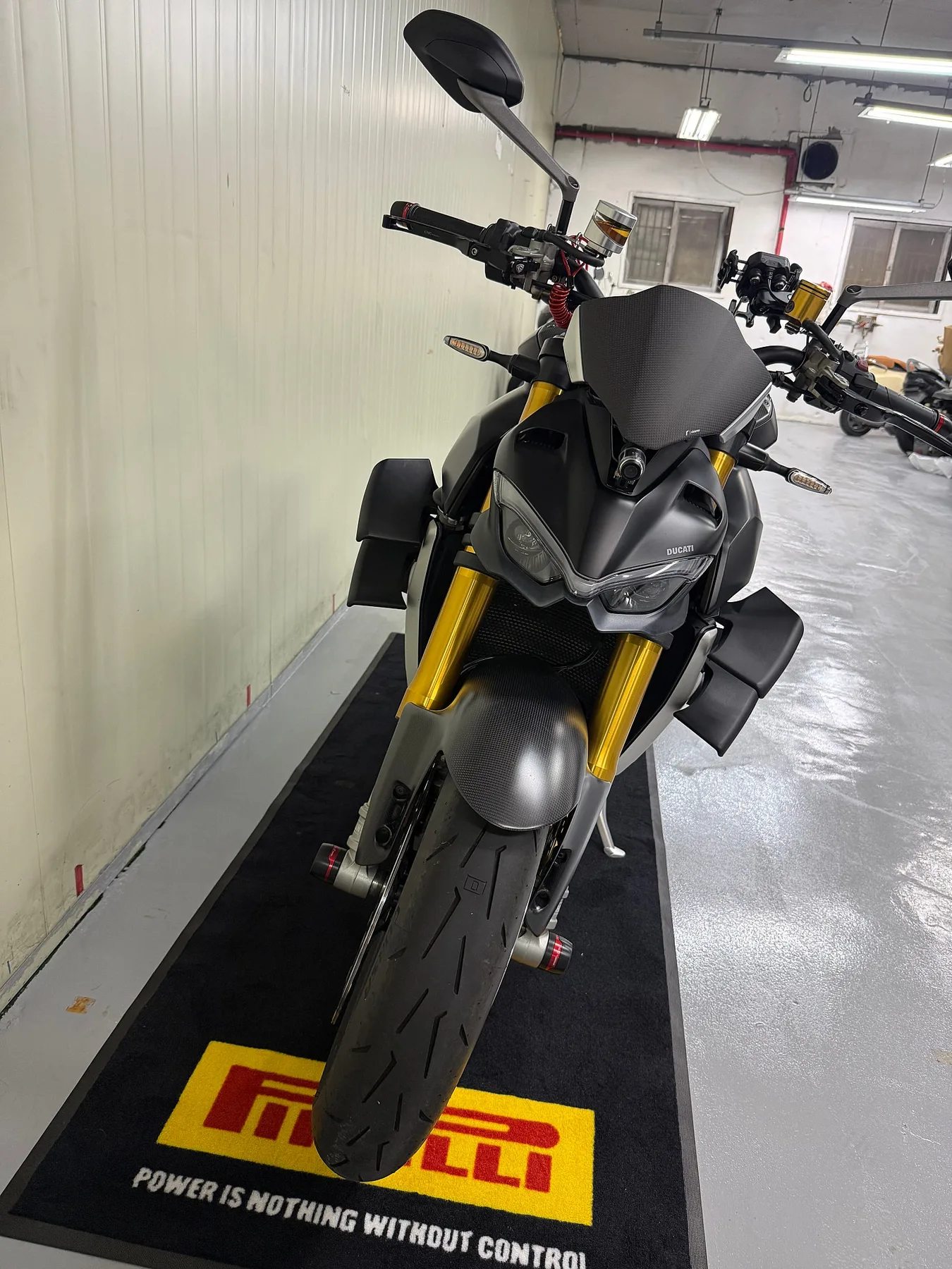 두카티 스트리트파이터 V4 S 2021 블랙 사진 2