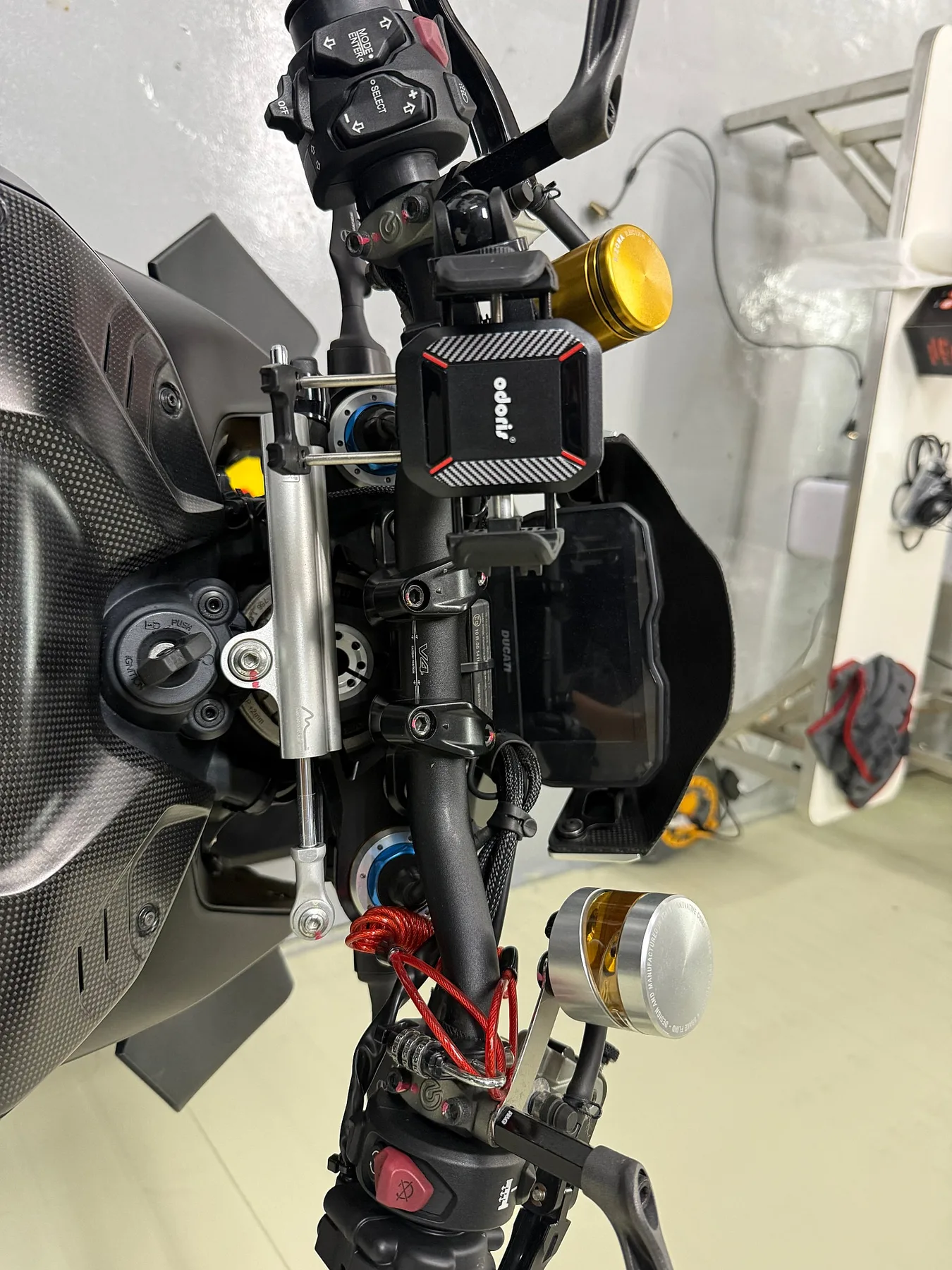 두카티 스트리트파이터 V4 S 2021 블랙 사진 3