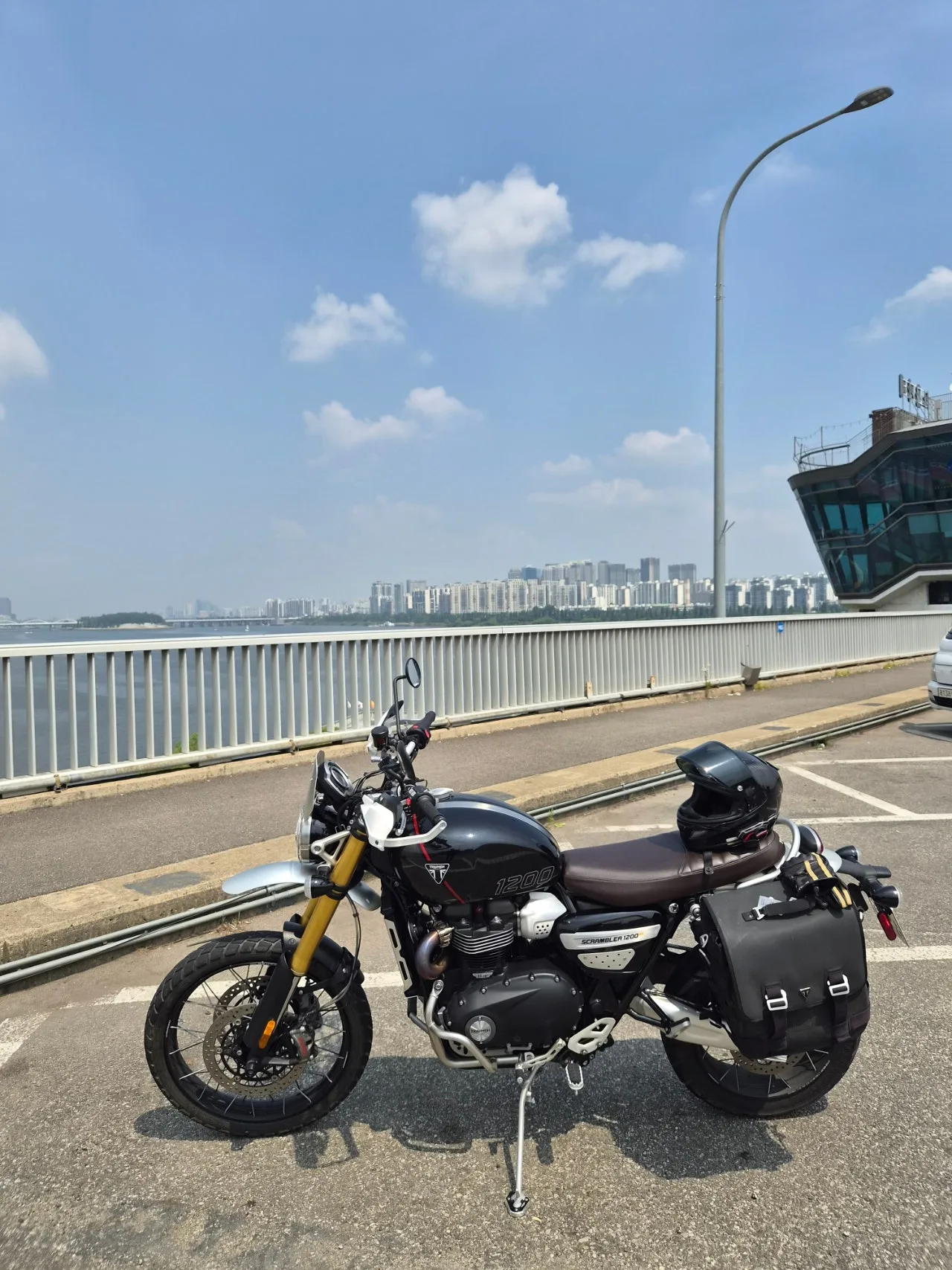 트라이엄프 스크램블러 1200 XE 2024 블랙