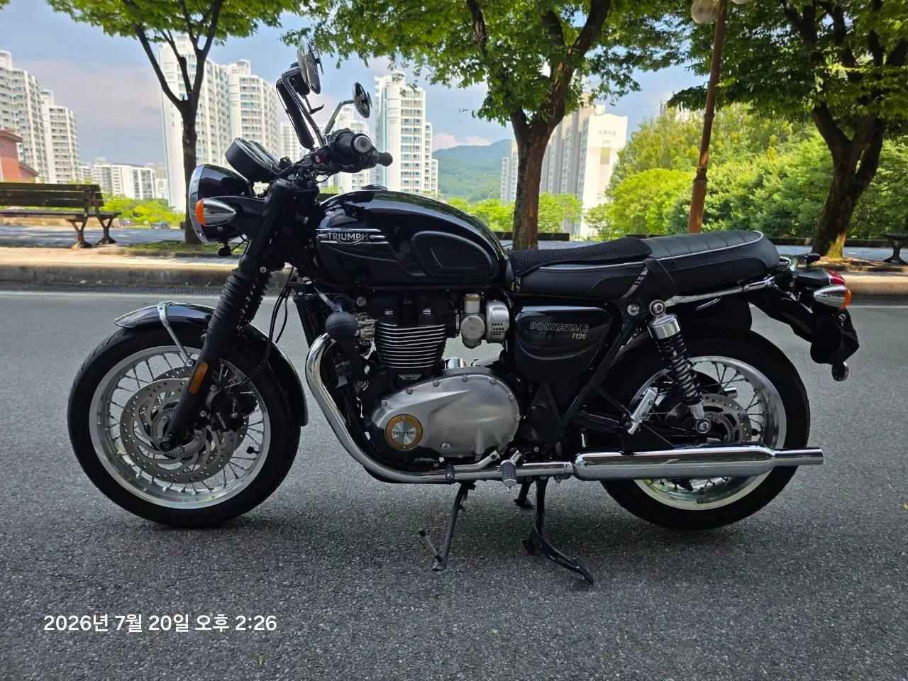 트라이엄프 본네빌 T120 블랙 2025 검정 사진 2