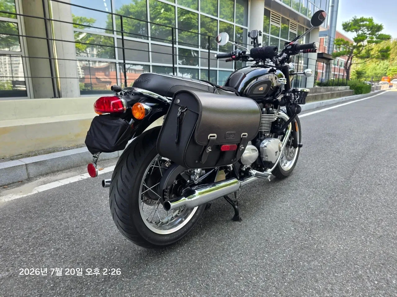 트라이엄프 본네빌 T120 블랙 2025 검정 사진 3