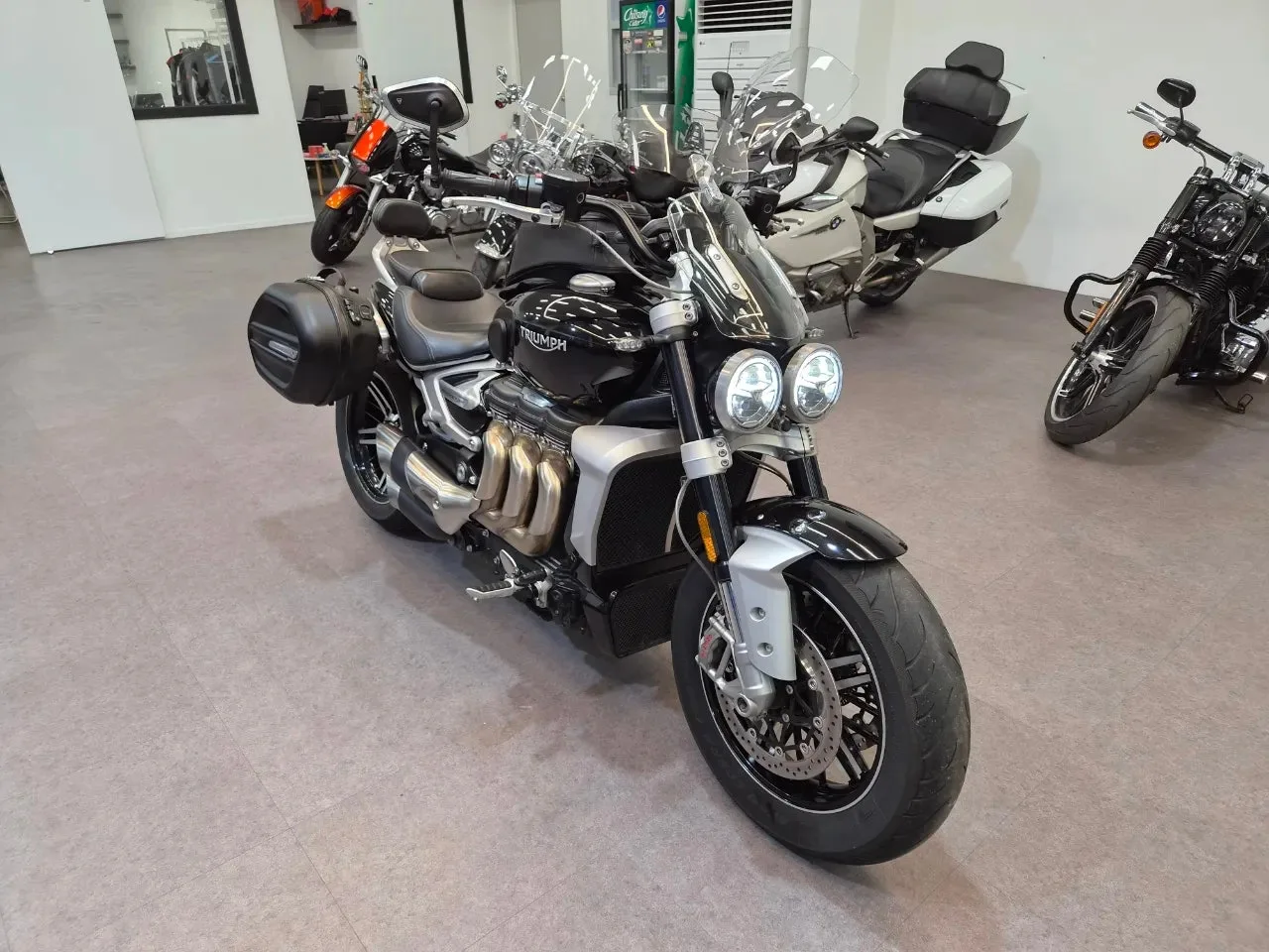 트라이엄프 로켓3 GT 2022 검정색
