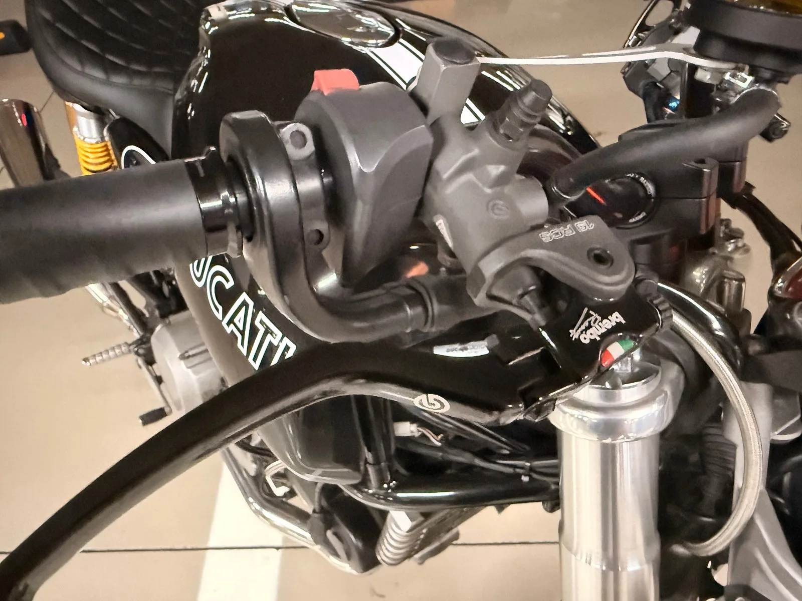 두카티 GT 1000 2009 블랙 사진 8