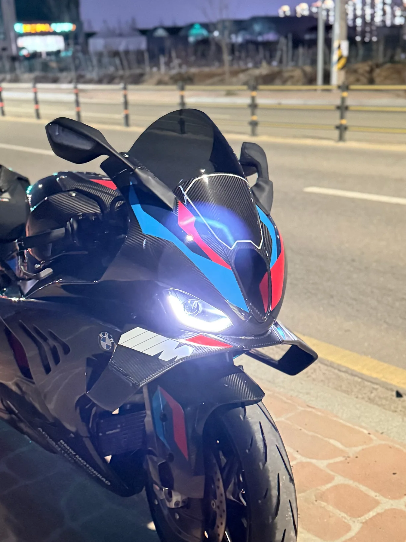 BMW M 1000 RR 컴페티션 2024 블랙 사진 2