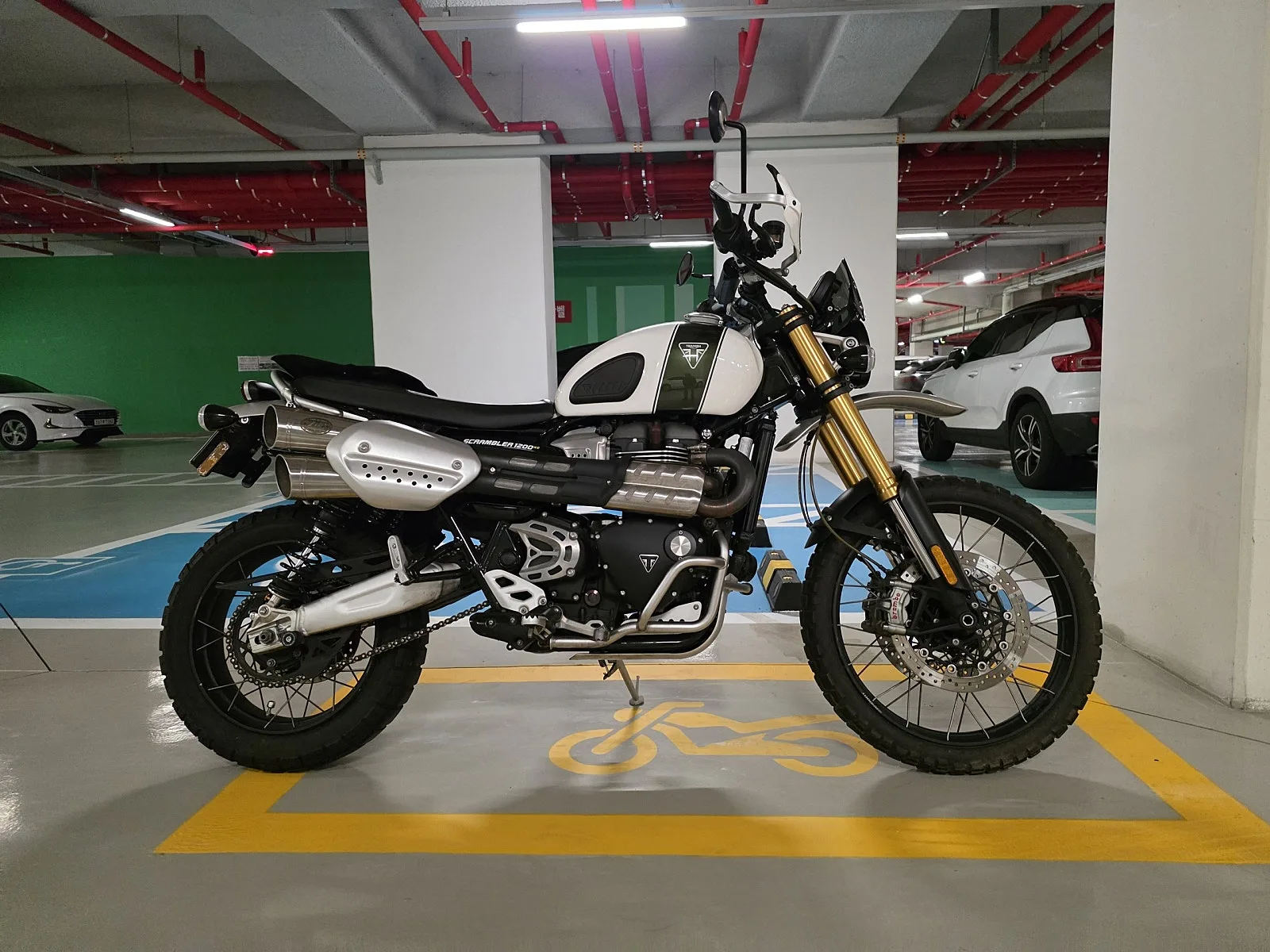 트라이엄프 스크램블러 1200 XE 2020 화이트 사진 1