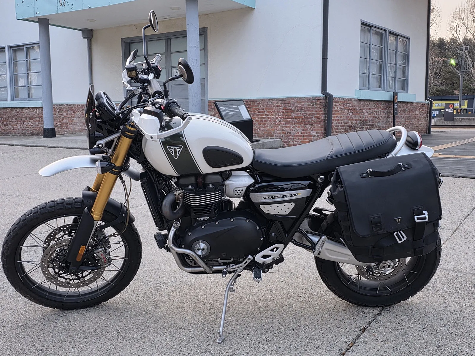 트라이엄프 스크램블러 1200 XE 2020 화이트 사진 3