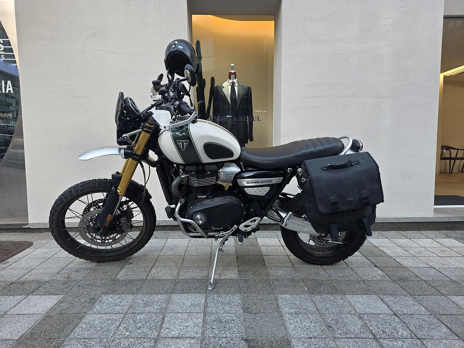 트라이엄프 스크램블러 1200 XE 2020 화이트 사진 4