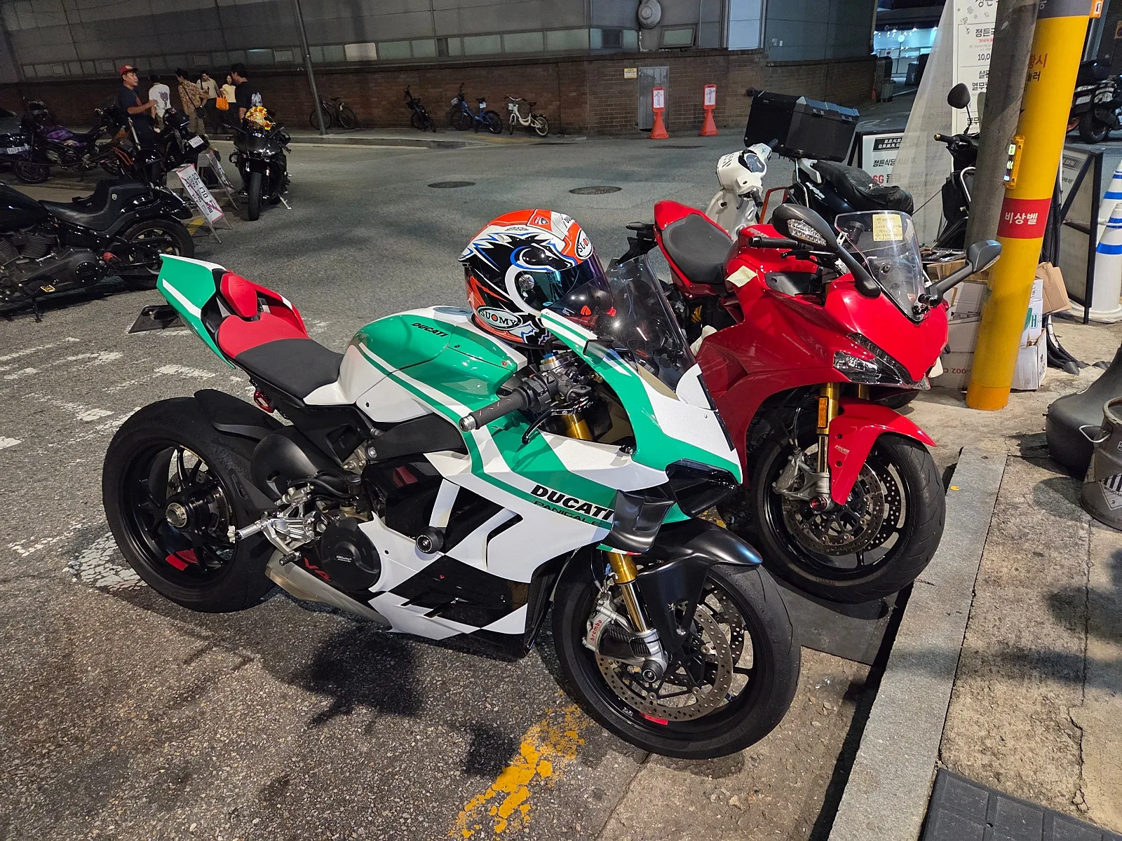 두카티 파니갈레 V4S 2022 레드 사진 2