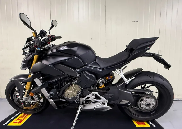 두카티 스트리트파이터 V4 S 2021 블랙 사진 1