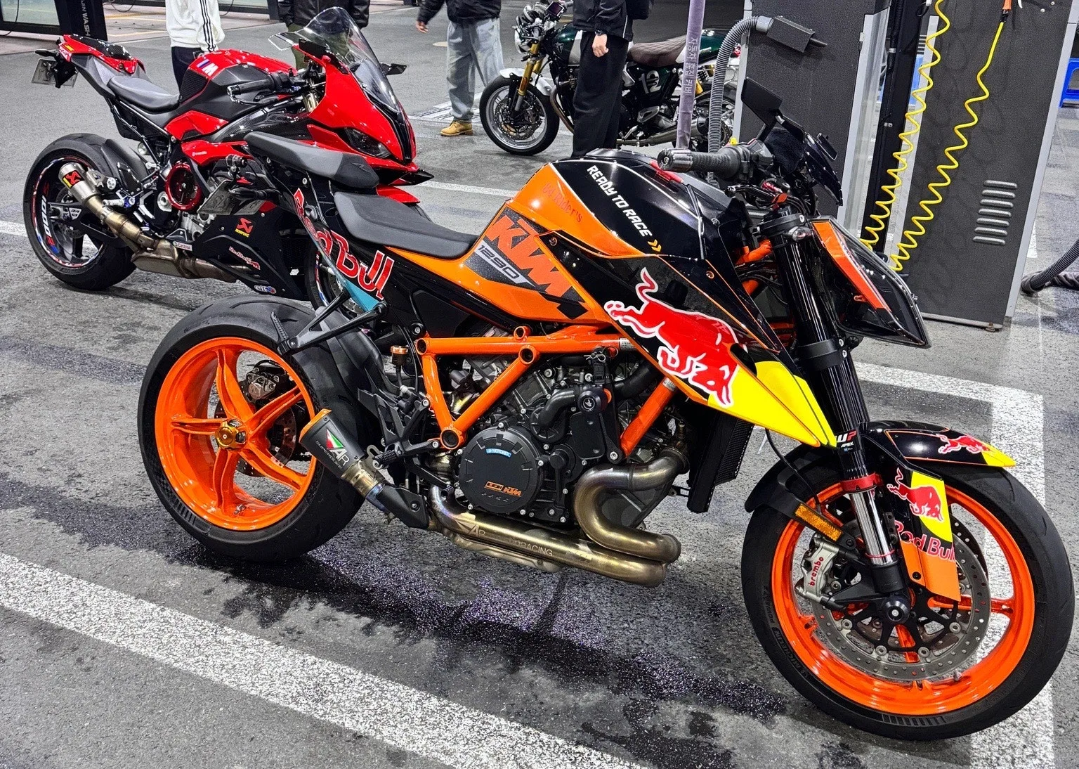 KTM 1290 슈퍼듀크 R 2022 오렌지