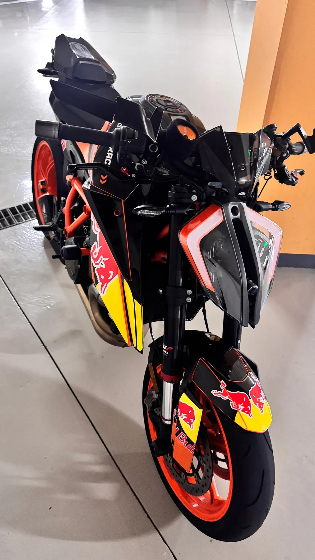 KTM 슈퍼듀크 1290 R 2022 오렌지 사진 3