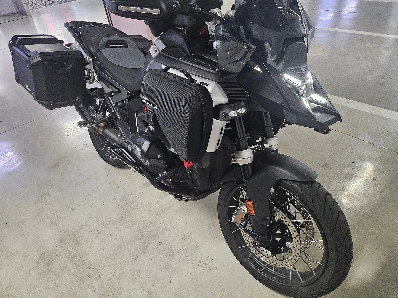BMW R 1300 GS ADV 2025 블랙 사진 2