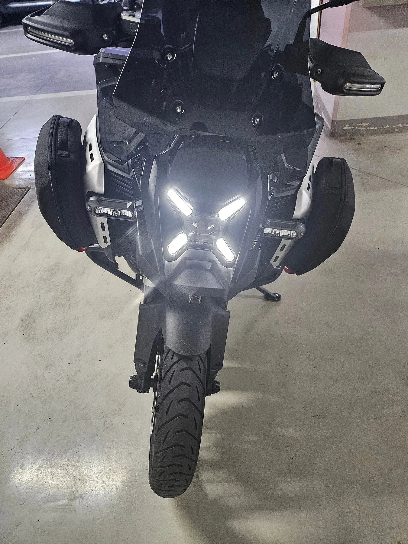 BMW R 1300 GS ADV 2025 블랙 사진 3
