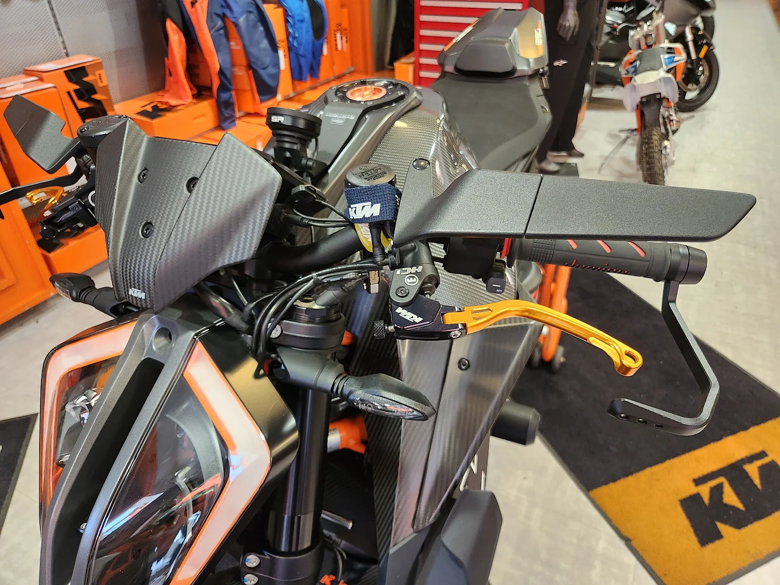 KTM 1290 슈퍼듀크 R EVO 2022 건메탈 사진 2