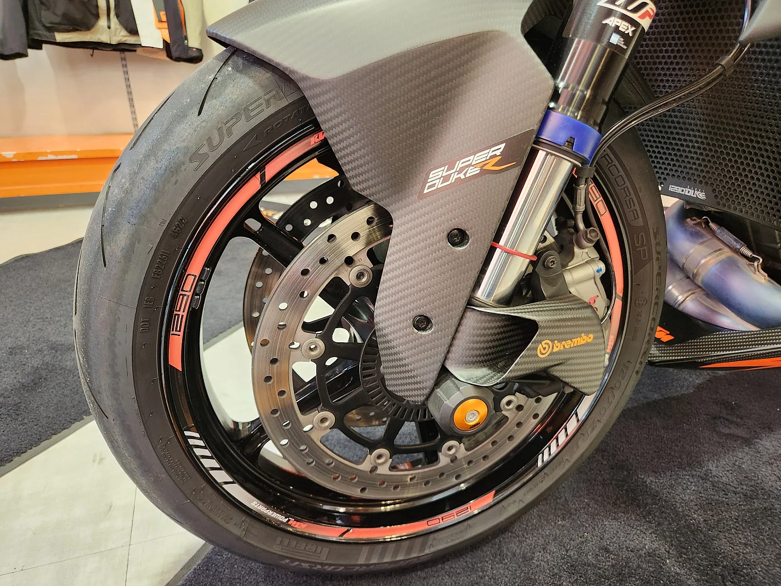 KTM 1290 슈퍼듀크 R EVO 2022 건메탈 사진 4