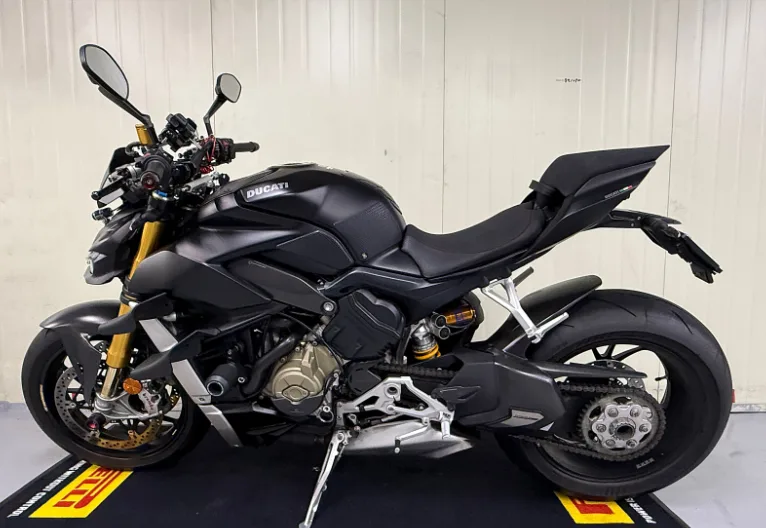두카티 스트리트파이터 V4 S 2021 블랙 사진 1