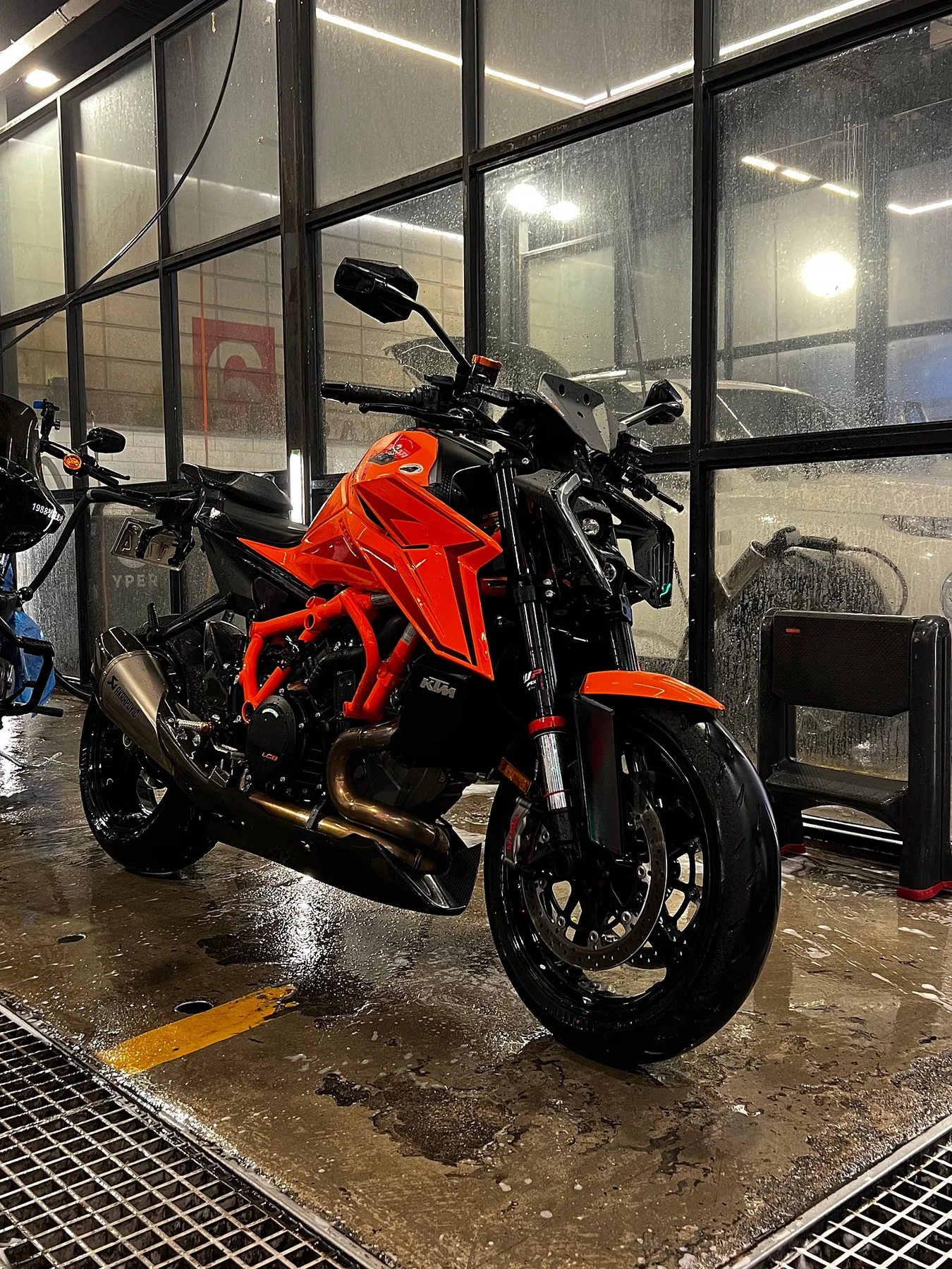 KTM 1390 슈퍼듀크 R 2024 레드 사진 1