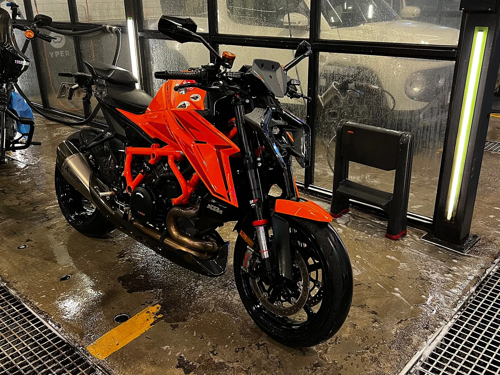 KTM 1390 슈퍼듀크 R 2024 레드 사진 2